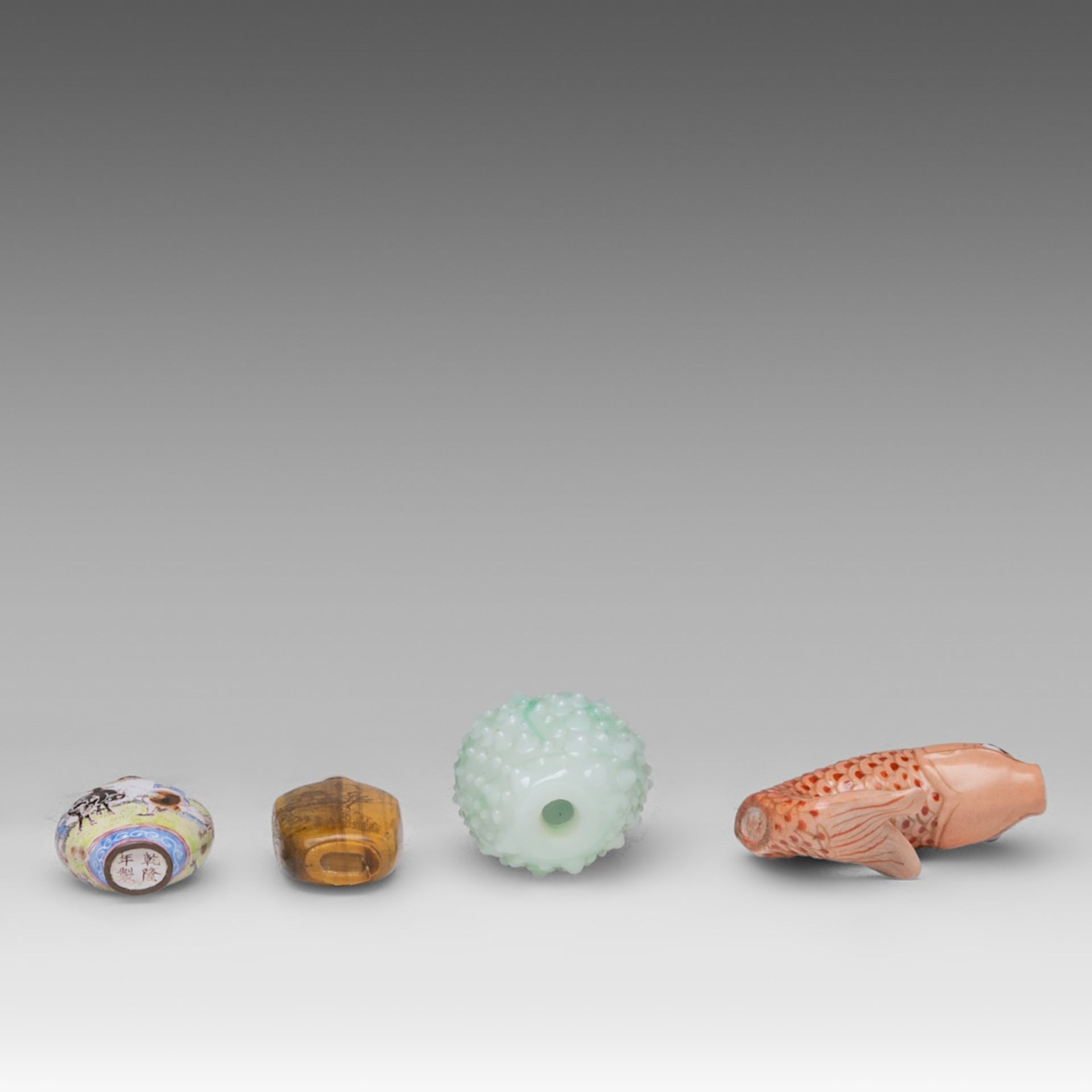 A collection of twelve Chinese snuff bottles, including an enamelled copper 'Boy and Water Buffalo' - Bild 10 aus 10