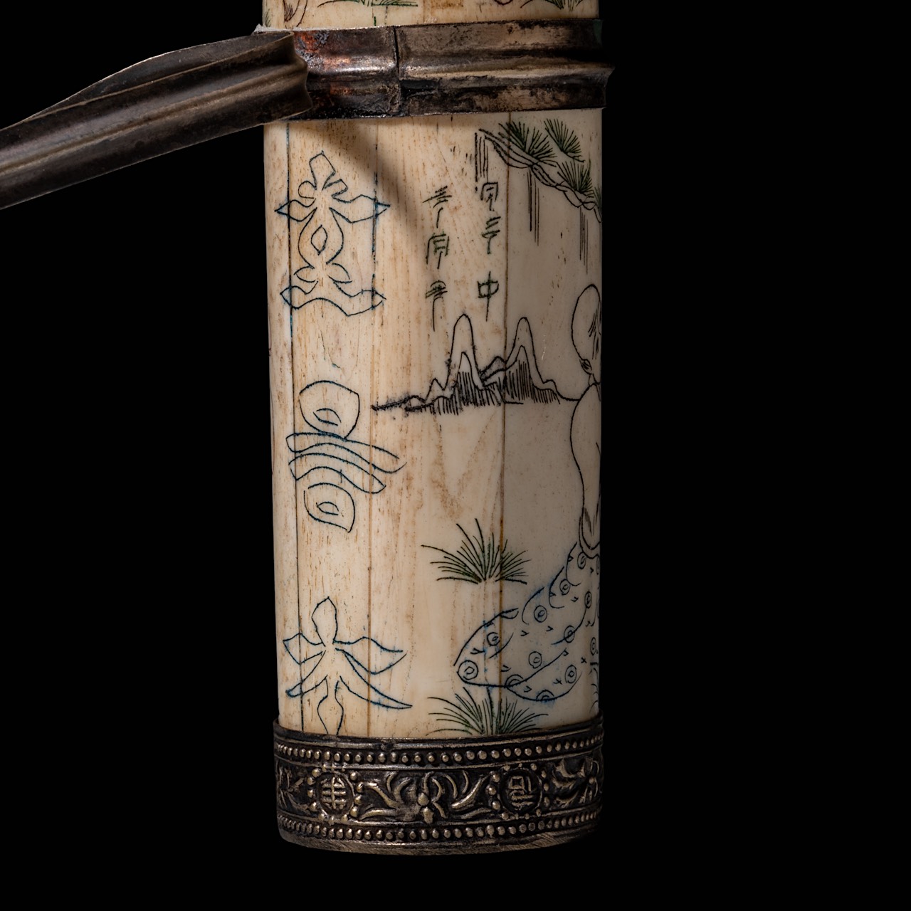 A Chinese opium pipe of engraved bone and metal, 20thC, L 30 cm - Image 8 of 22