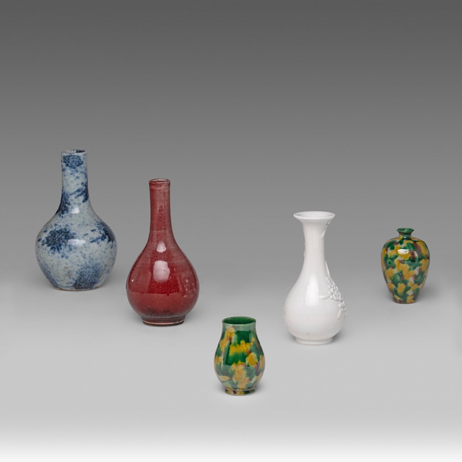 A collection of five Chinese monochrome glazed miniature vases, including a copper red and underglaz - Bild 4 aus 6