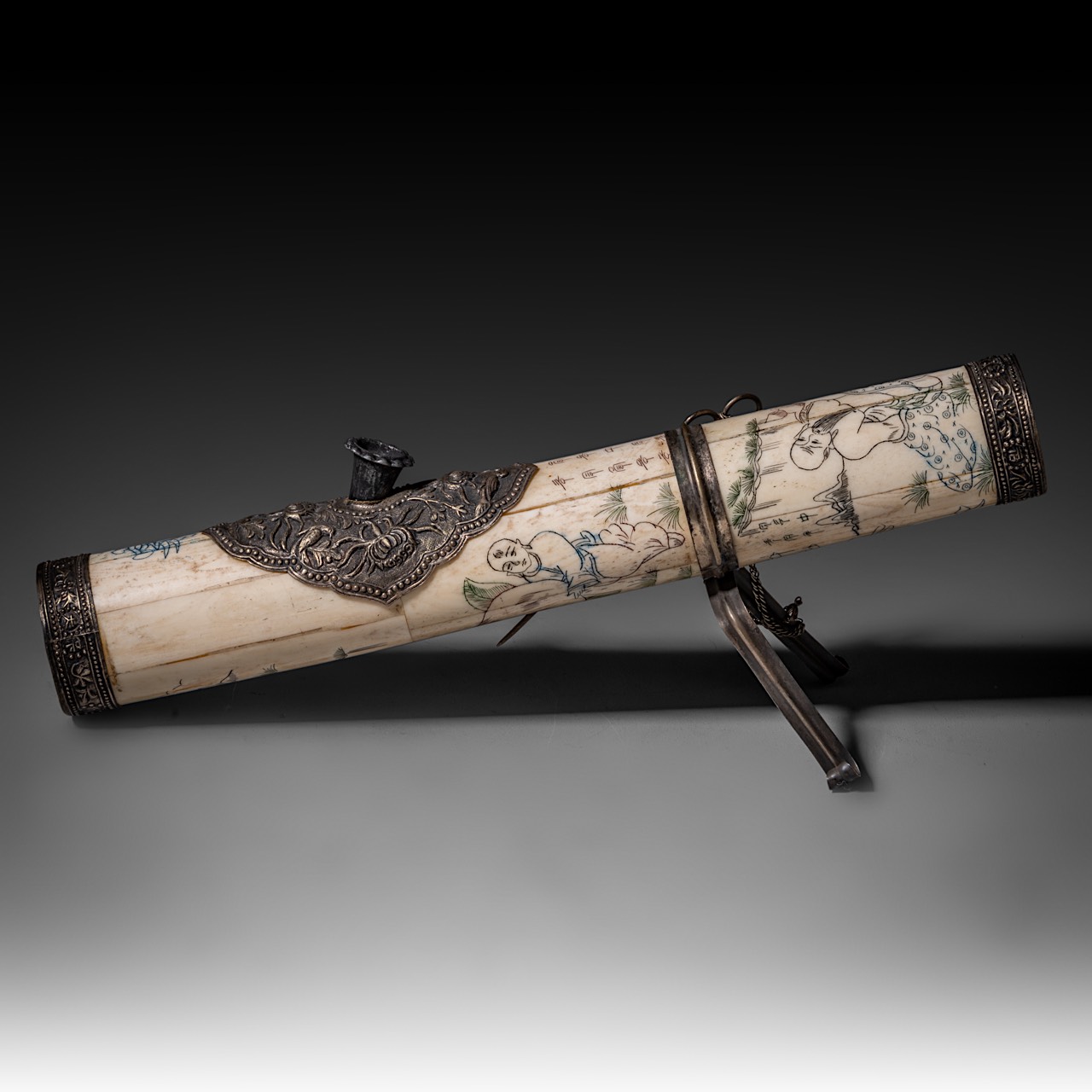 A Chinese opium pipe of engraved bone and metal, 20thC, L 30 cm - Image 13 of 22