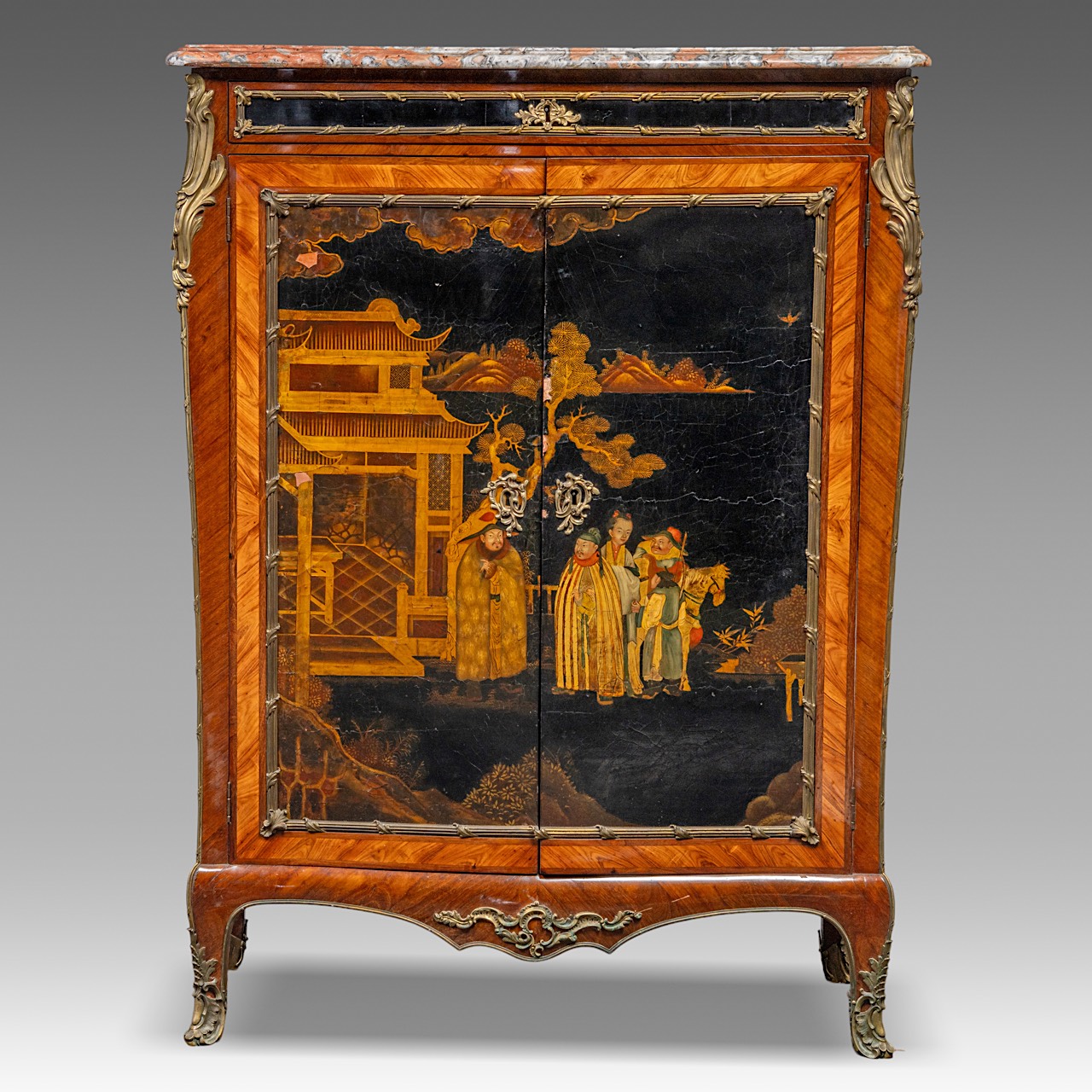 A marble-topped Louis XV (1723-1774) chinoiserie lacquered cabinet, H0125 cm - W 92 cm - D 47,5 cm - Image 3 of 8