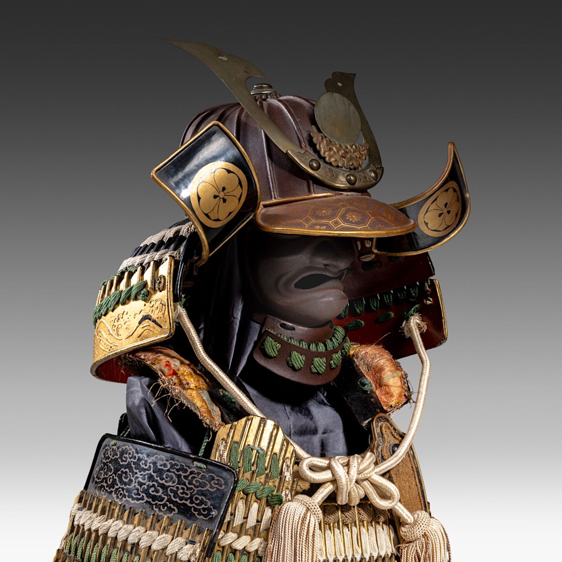 A late Edo/Meiji period (19thC) miniature ceremonial suit of armour, including box, total (with box) - Bild 7 aus 8