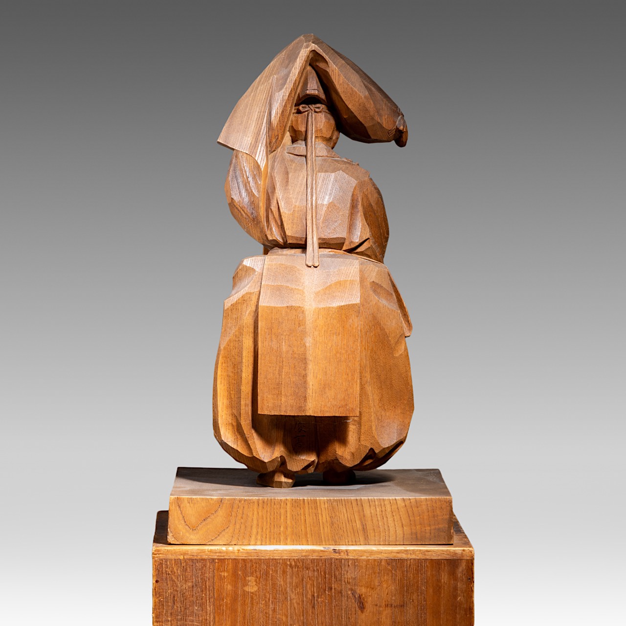 A Japanese cherrywood sculpture of a dancing man, signed Toshiaki Shimamura, total H 47 - 25,5 x 23 - Image 4 of 10