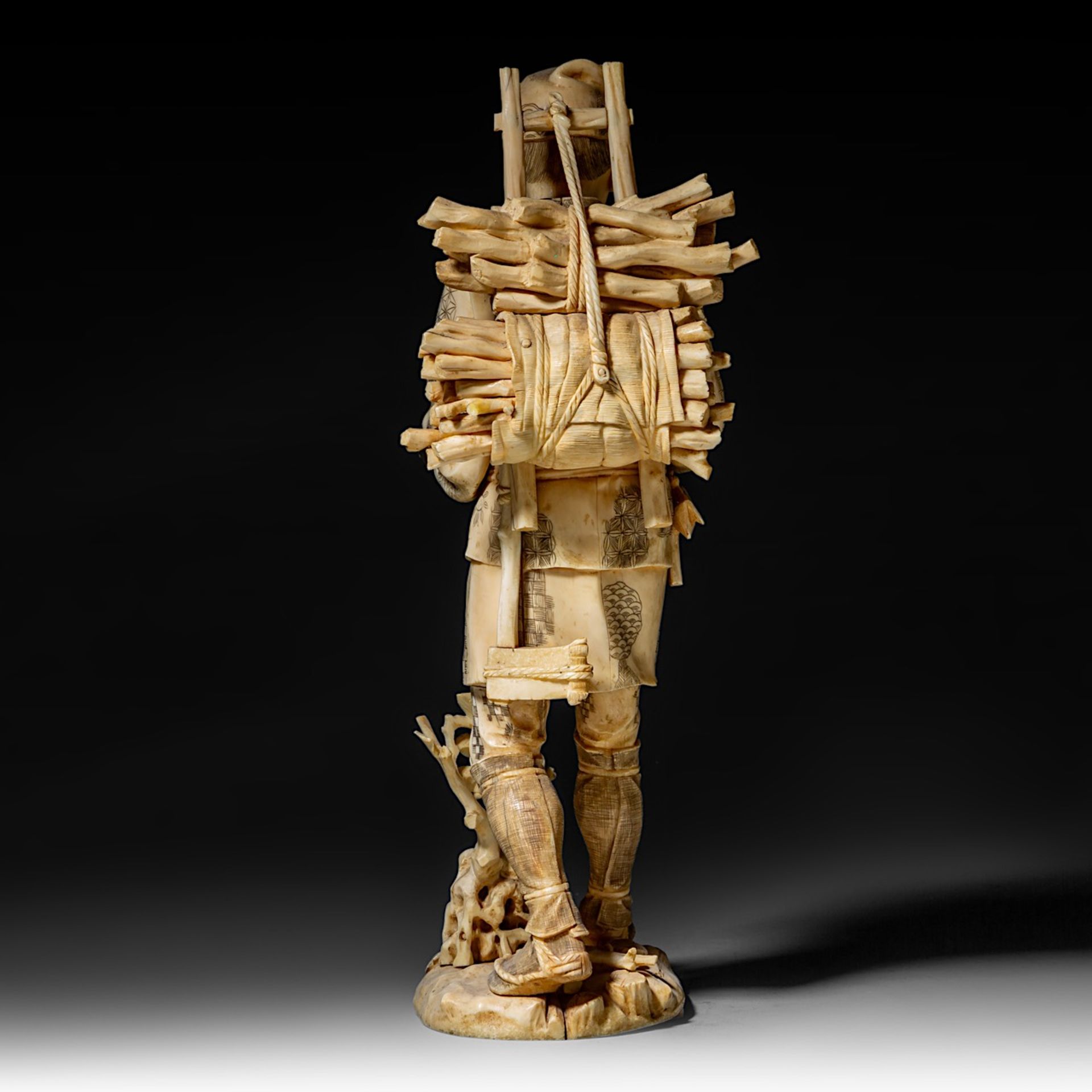 A large Japanese walrus ivory okimono of a wood gatherer drinking from a gourd flask, Meiji period ( - Bild 5 aus 10