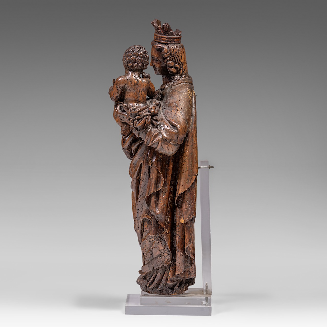 An impressive limewood sculpture of the Crowned Madonna and Child, ca. 1520, Flemish, H 85 cm - Image 4 of 10