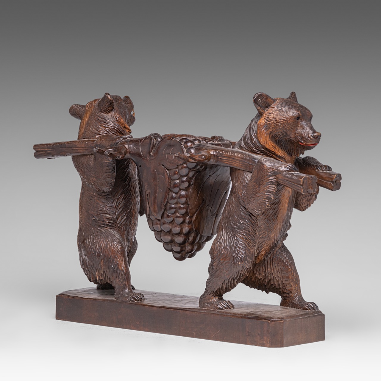 A Black Forest carved wooden liquor stand with two bears carrying the decanter and six glasses, H 4 - Bild 2 aus 10
