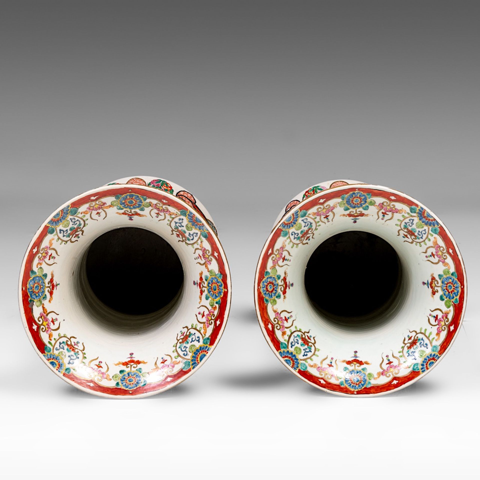 A pair of Japanese Kutani trumpet beaker vases, Meiji-period (1868-1912), H 68 cm - Bild 5 aus 6