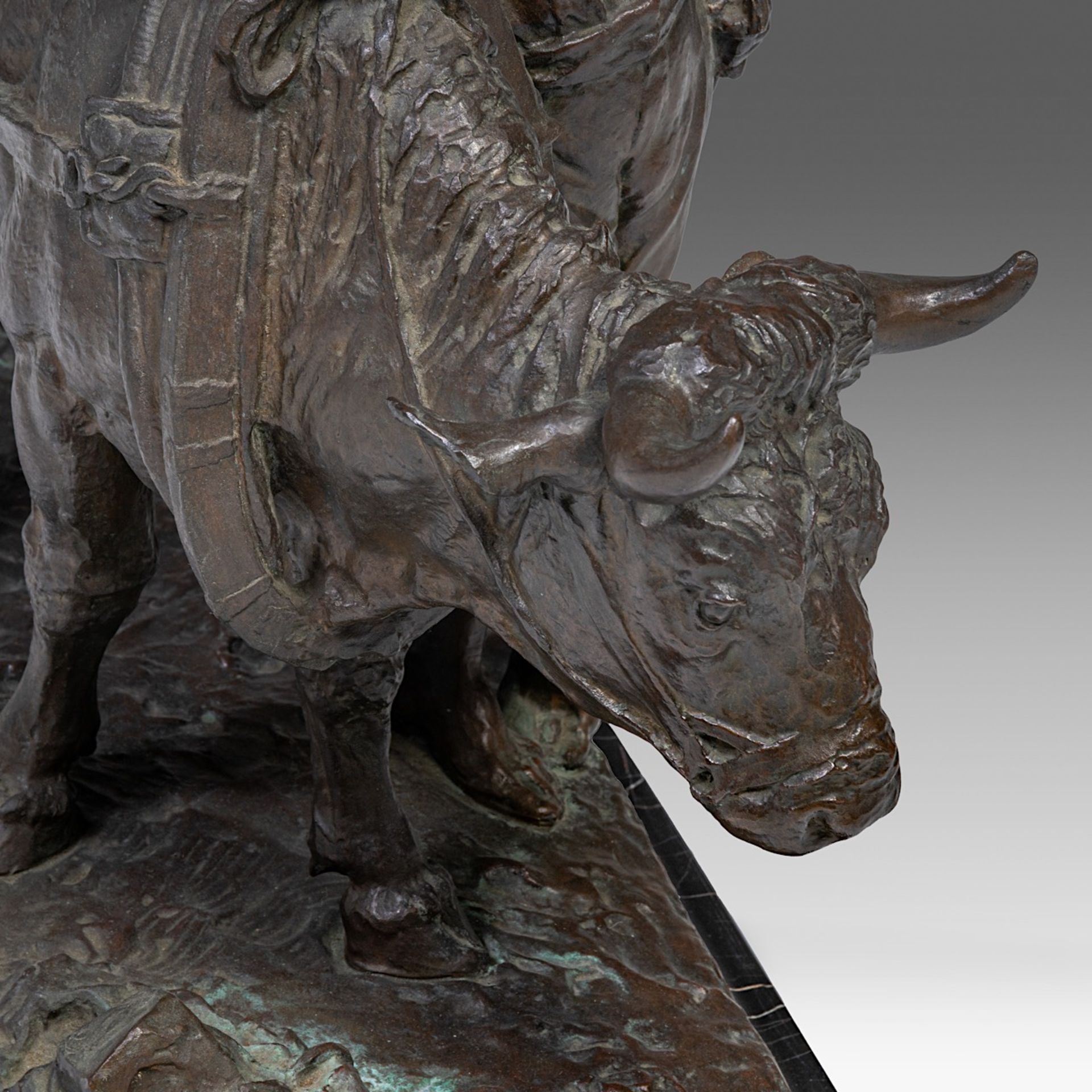 Leon Mignon (1847-1898), farmer resting with his ox, patinated bronze on a marble base, H 51 - 55 - - Bild 9 aus 10