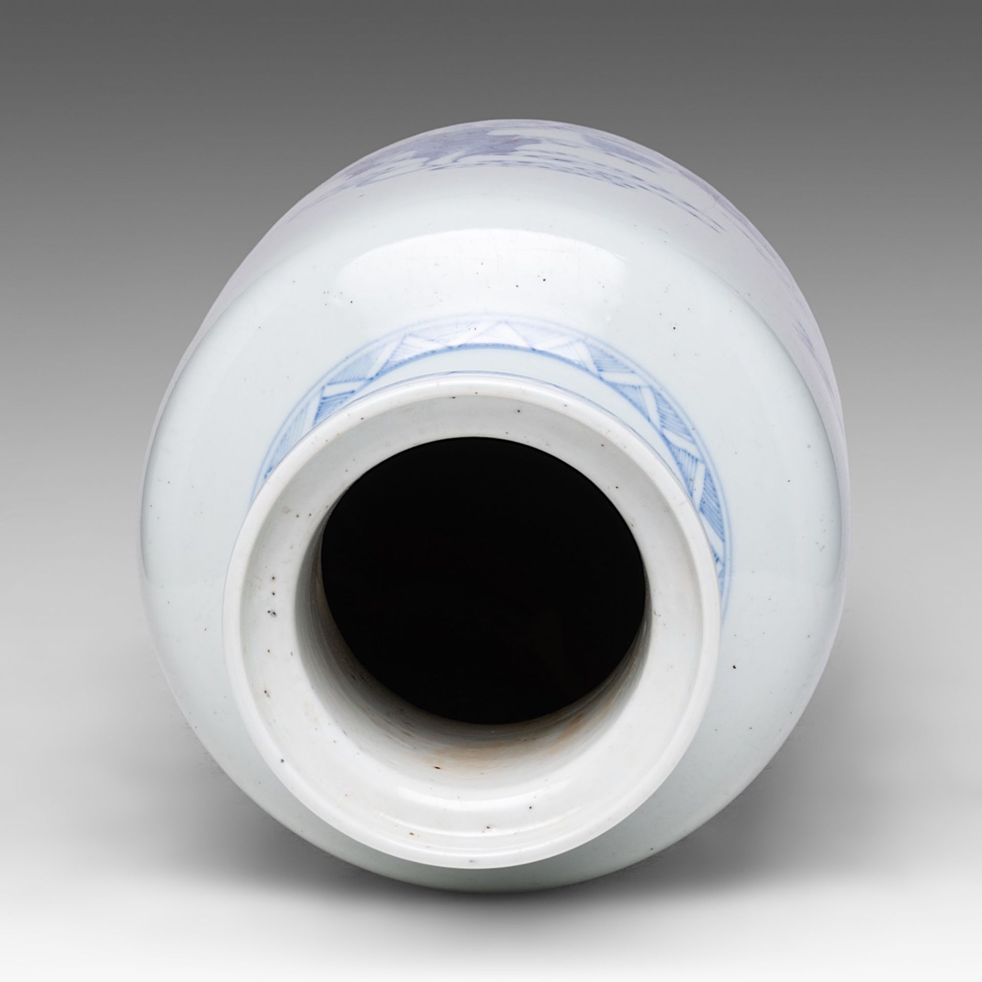 A Chinese blue and white 'Qilin amongst Waves' rouleau vase, late 19thC/20thC, H 48,5 cm - Bild 5 aus 6