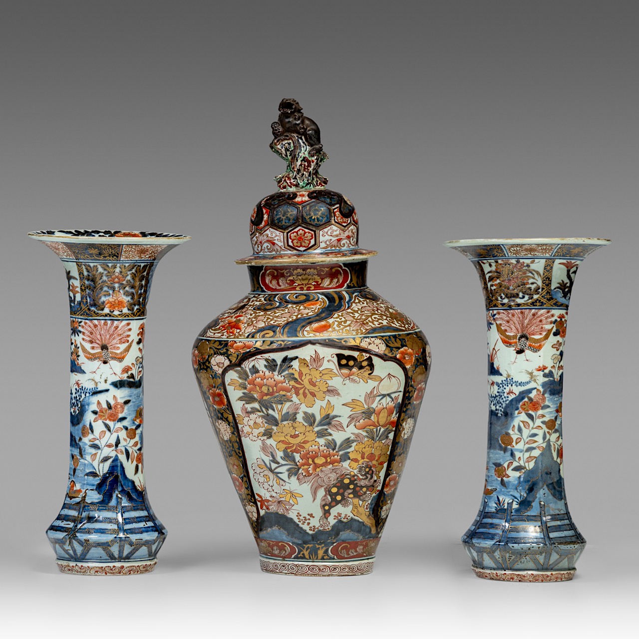 A three-piece Japanese Imari garniture, late Edo period (1603-1868), H 60 cm / H 85 cm