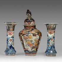 A three-piece Japanese Imari garniture, late Edo period (1603-1868), H 60 cm / H 85 cm