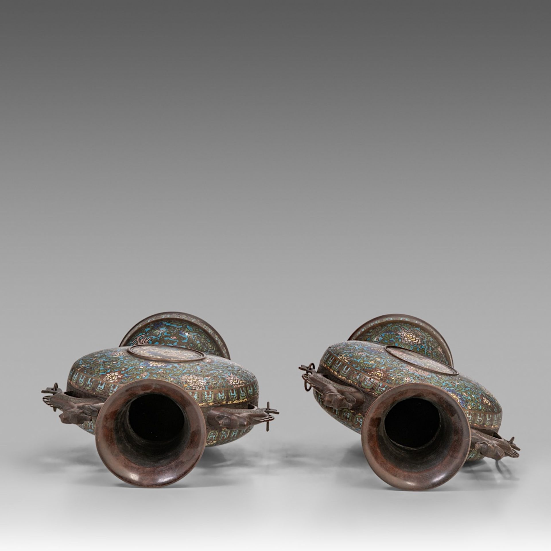 A pair of Japanese champleve enamelled bronze moonflask vases, late Meiji (1868-1912), H 50 cm - Bild 5 aus 11