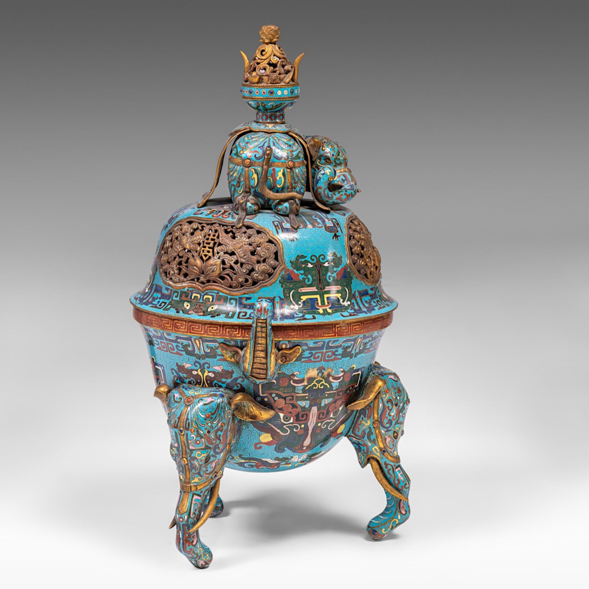 A Chinese five-piece semi-precious stone inlaid cloisonne garniture, late Qing/20thC, tallest H 58 - - Bild 7 aus 24