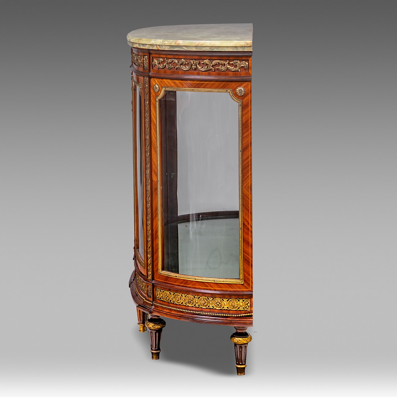 A Louis XVI-style display cabinet with a marble top and a mirror interior, H 110,5 cm - W 129 cm - D - Image 3 of 5