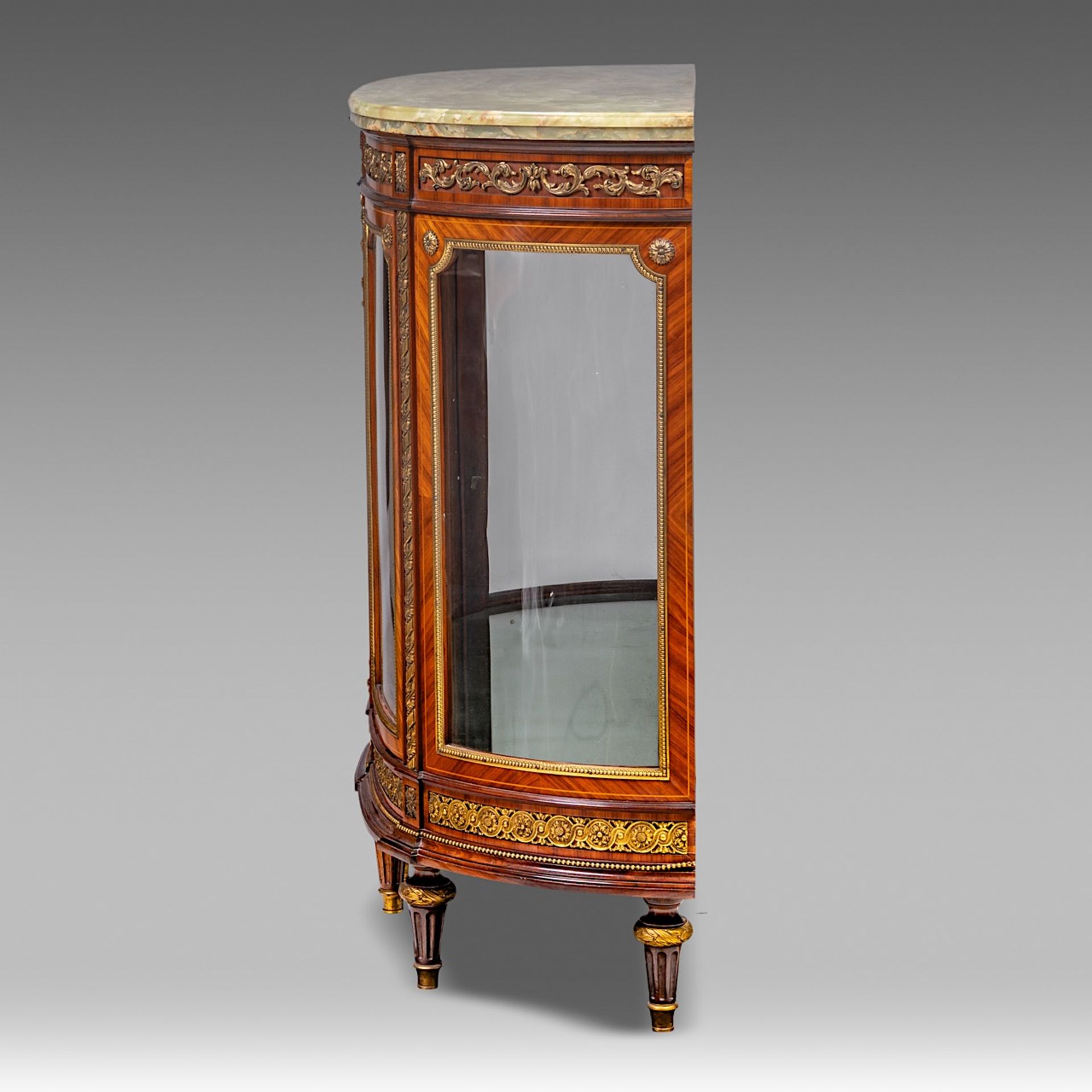 A Louis XVI-style display cabinet with a marble top and a mirror interior, H 110,5 cm - W 129 cm - D - Image 3 of 5