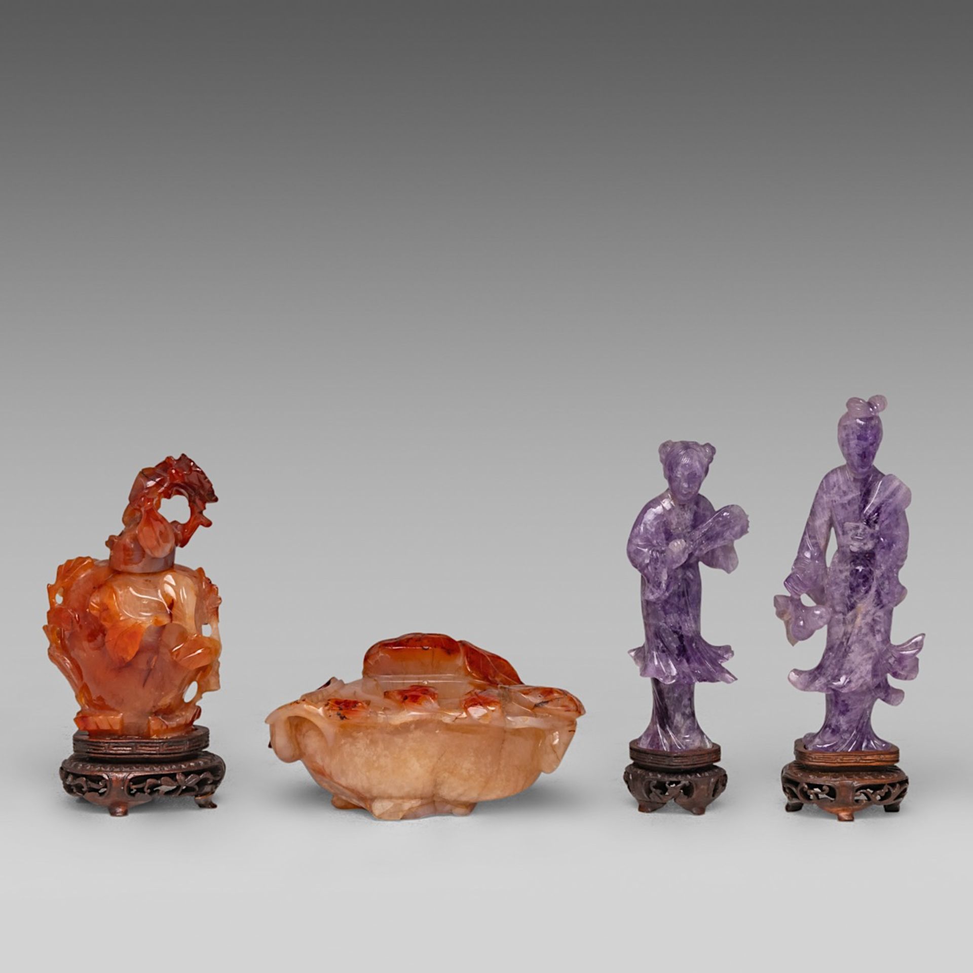 A collection of eleven Chinese mineral carvings and a pair of porcelain dishes, incl. two carnelian - Bild 8 aus 17
