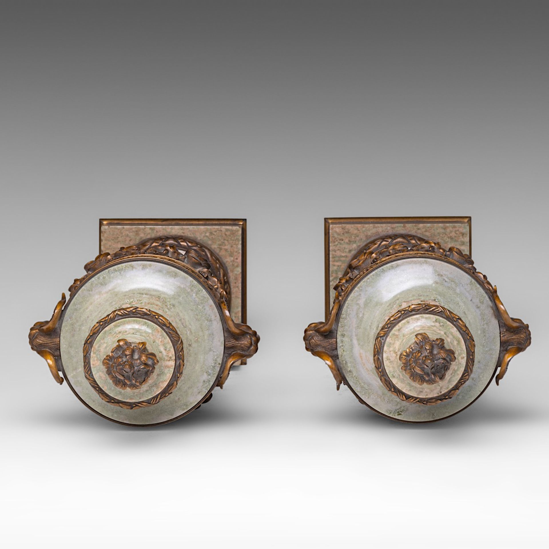 A fine pair of Neoclassical oblong cassolettes, marble with gilt bronze mounts, H 56 cm - Bild 5 aus 6