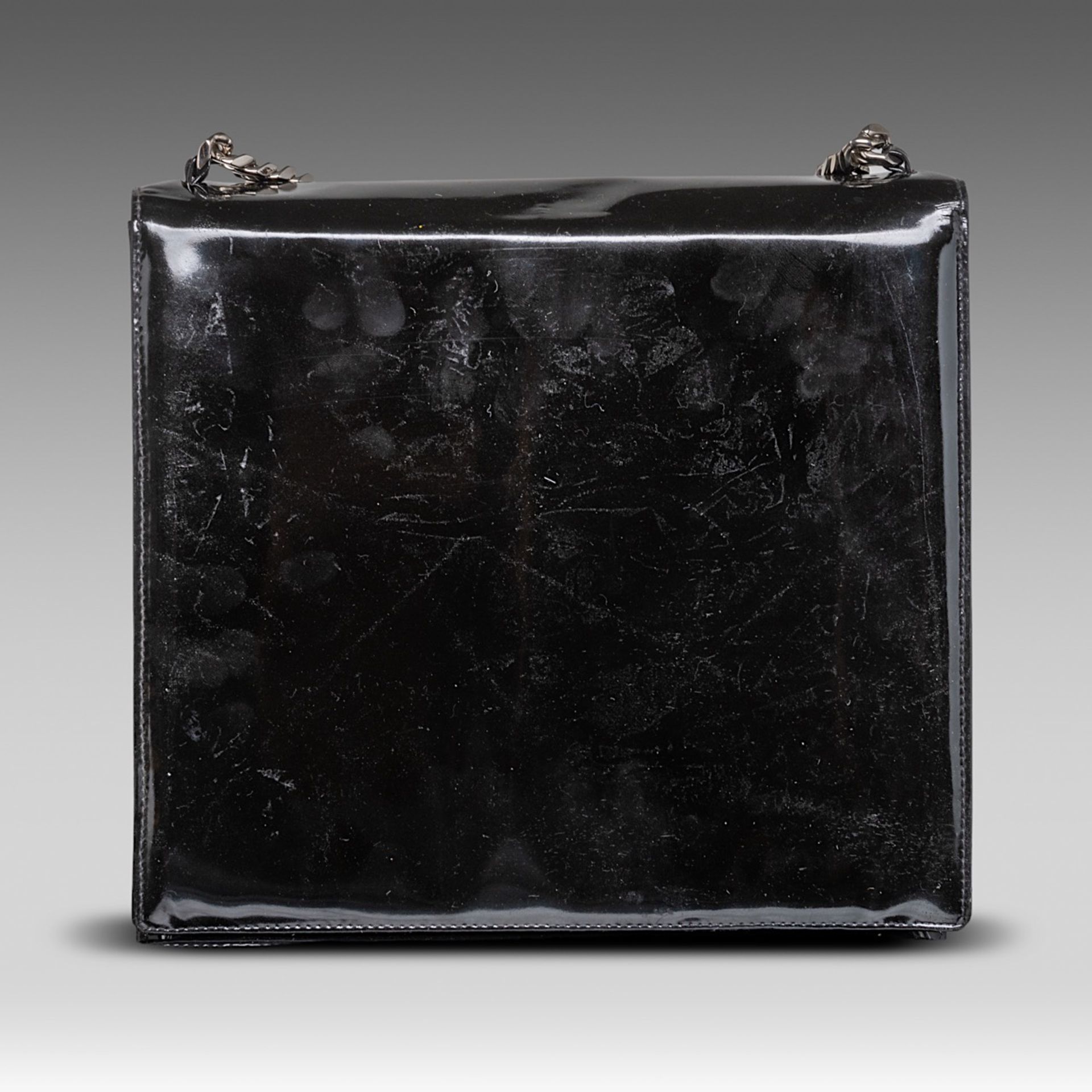 A Chanel flap handbag in black patent leather, H 22 - W 25 - D 8 cm - Bild 4 aus 10