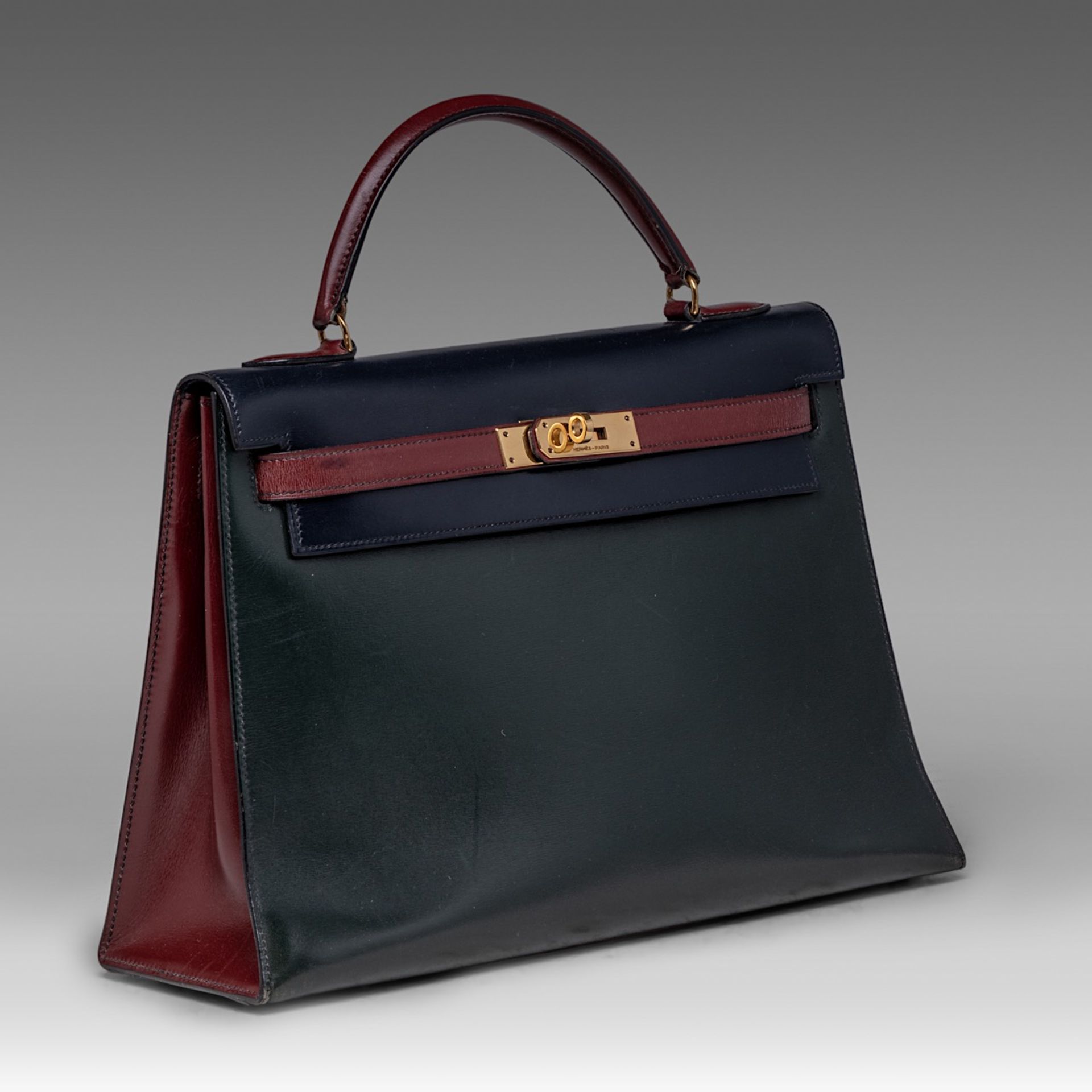A vintage Hermes 'Kelly' 32 handbag, in rouge vif/vert fonce/bleu indigo box calfskin, with gilt met - Image 4 of 7