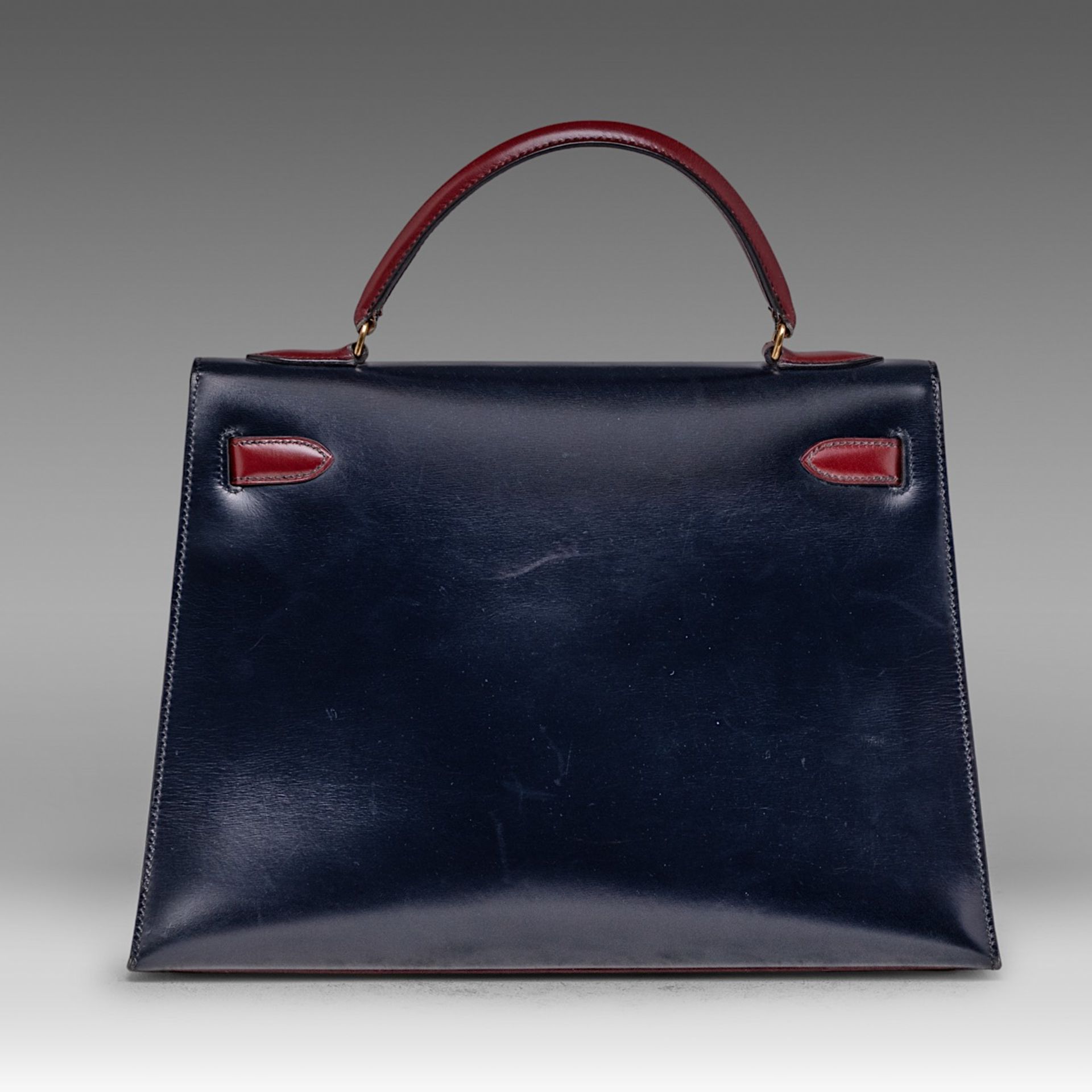 A vintage Hermes 'Kelly' 32 handbag, in rouge vif/vert fonce/bleu indigo box calfskin, with gilt met - Bild 5 aus 7