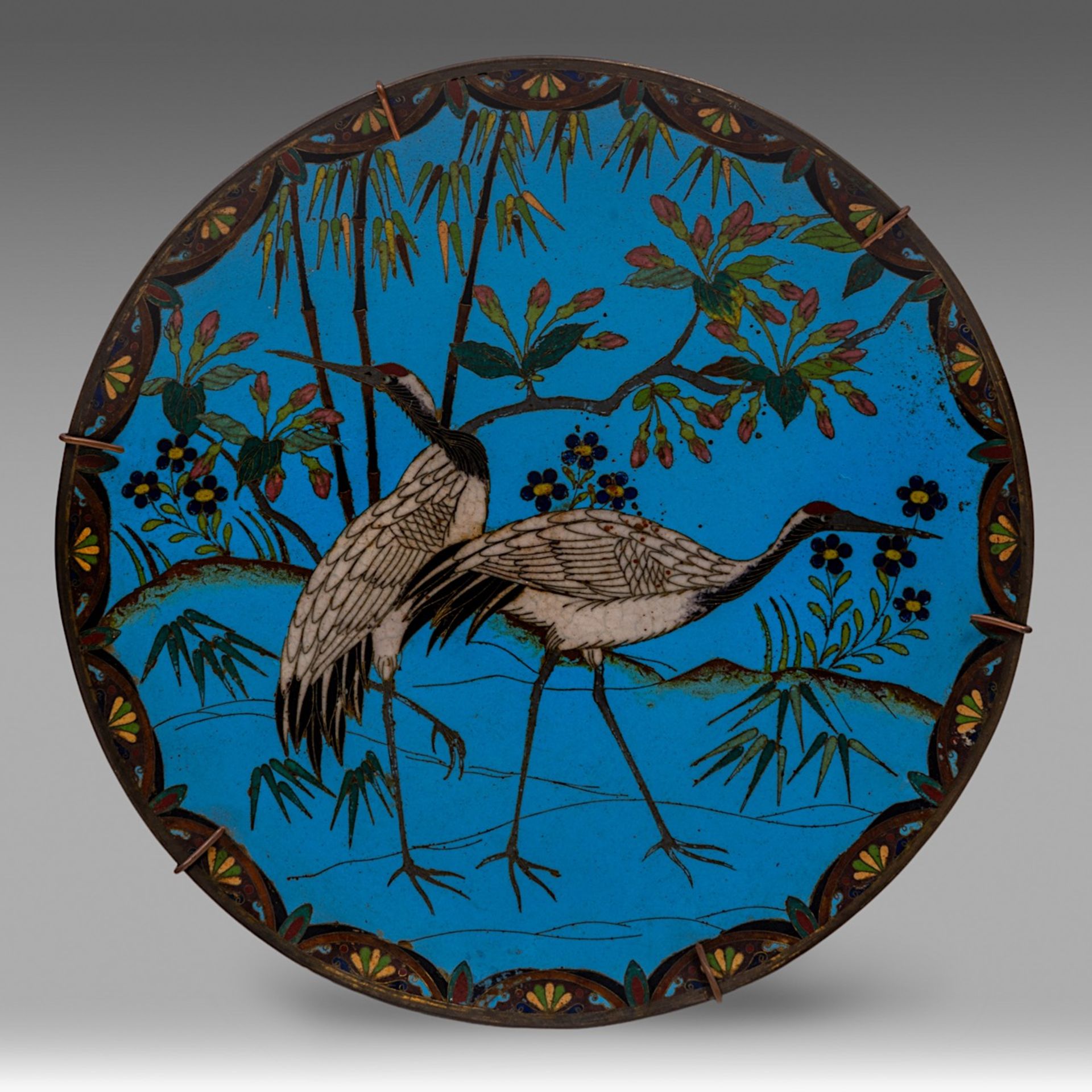 A matching assembled set of three Japanese cloisonne enamelled dishes with scenes of cranes, late Me - Bild 4 aus 5