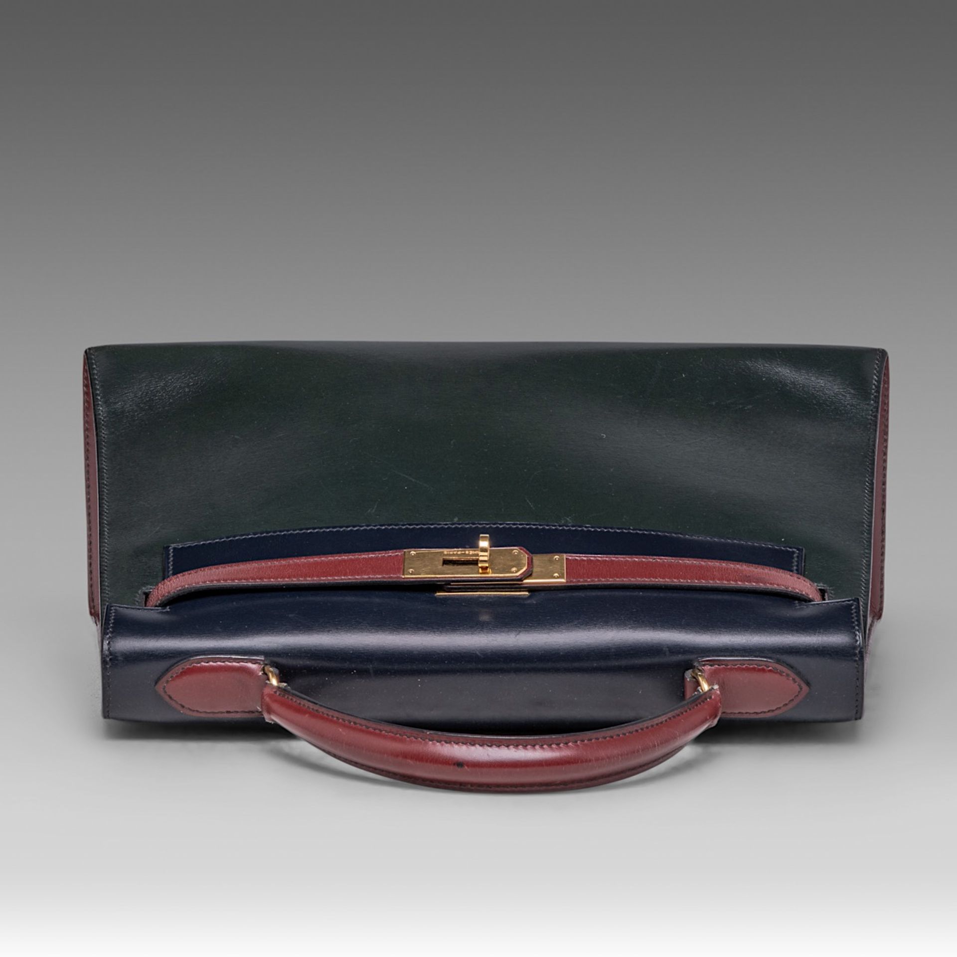 A vintage Hermes 'Kelly' 32 handbag, in rouge vif/vert fonce/bleu indigo box calfskin, with gilt met - Image 6 of 7