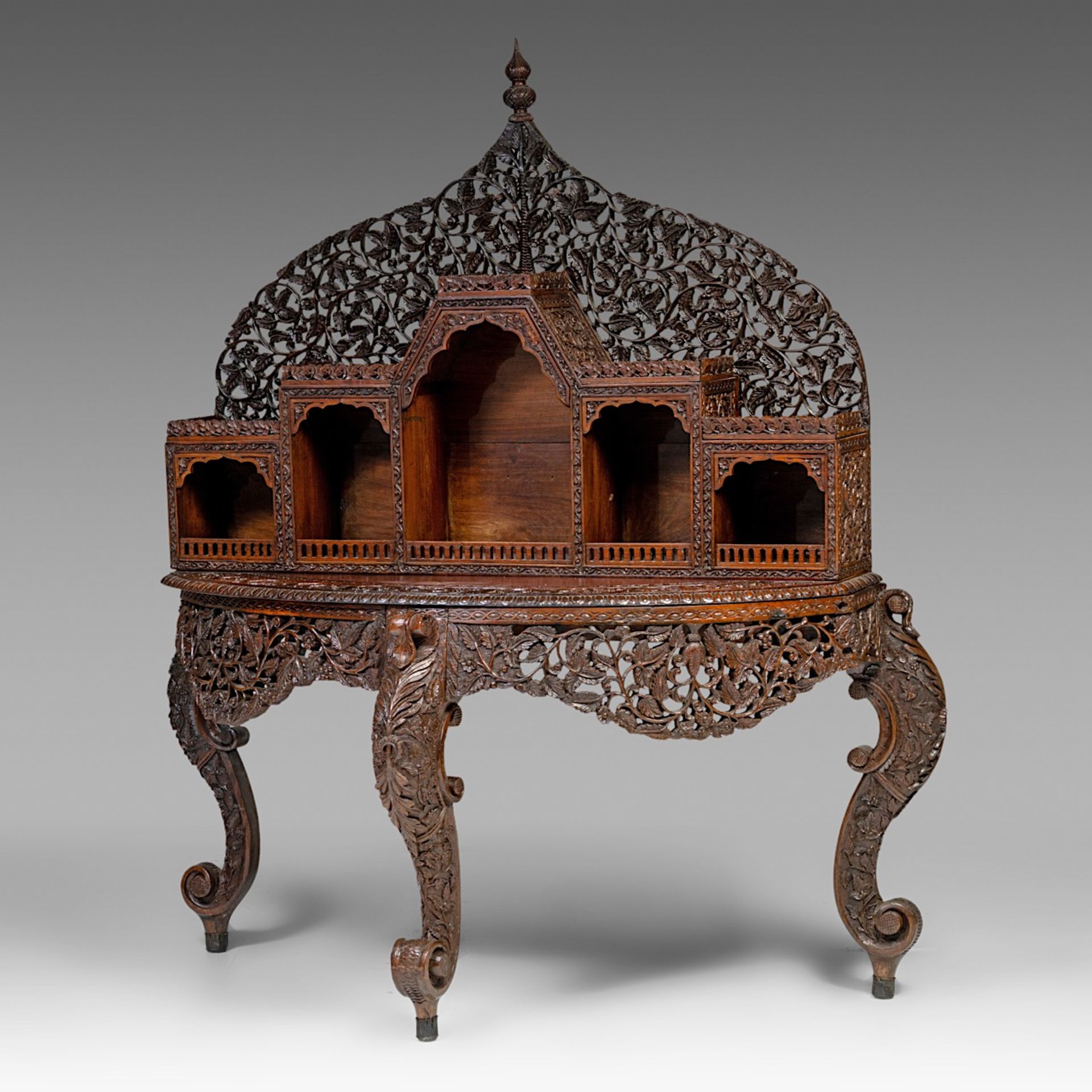 A carved hardwood Anglo-Indian console, 19thC, H 175 cm - W 160 cm - D 65 cm - Bild 2 aus 5