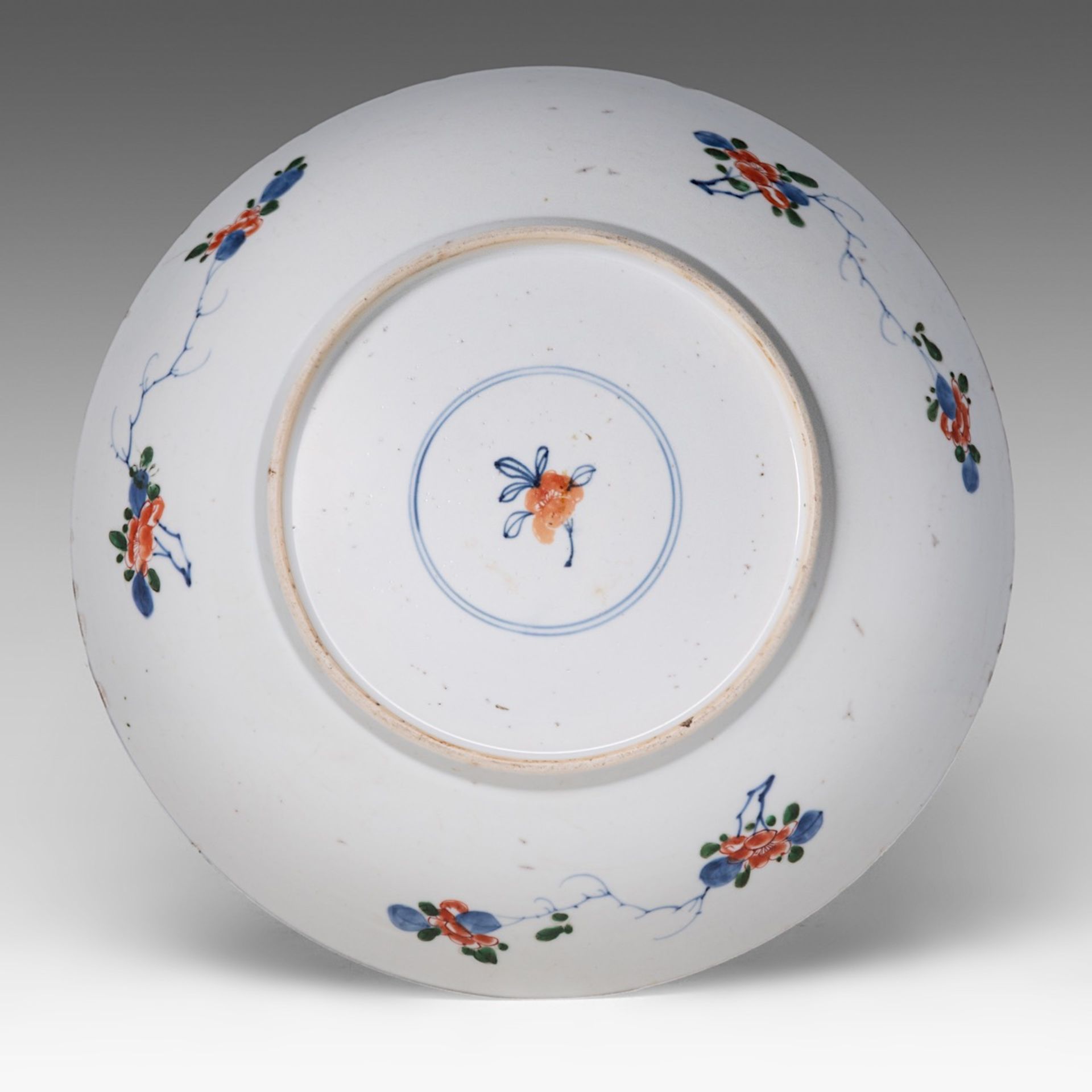 An uncommon Chinese verte-imari floral decorated plate, Kangxi period, dia 32,5 cm - Image 2 of 2