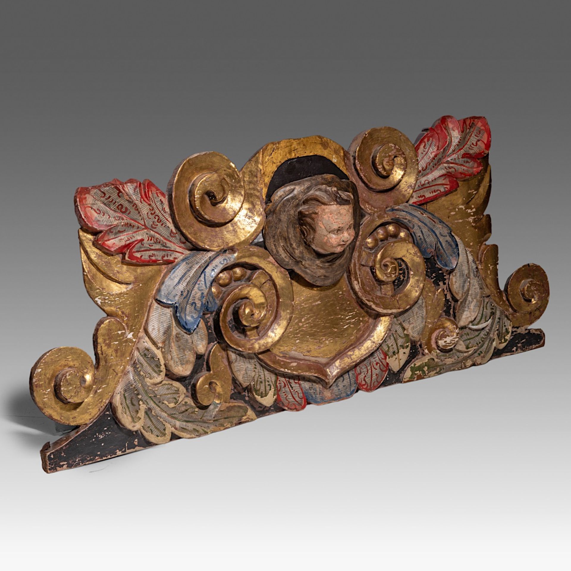 A gilt and polychrome wooden Italian Renaissance supraporta, 17thC, H 50 - W 120 cm - Image 4 of 7