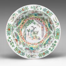 A Chinese Qianjiangcai 'Ladies in a chamber' basin bowl, late 19thC, dia 37,5 - H 11,8 cm