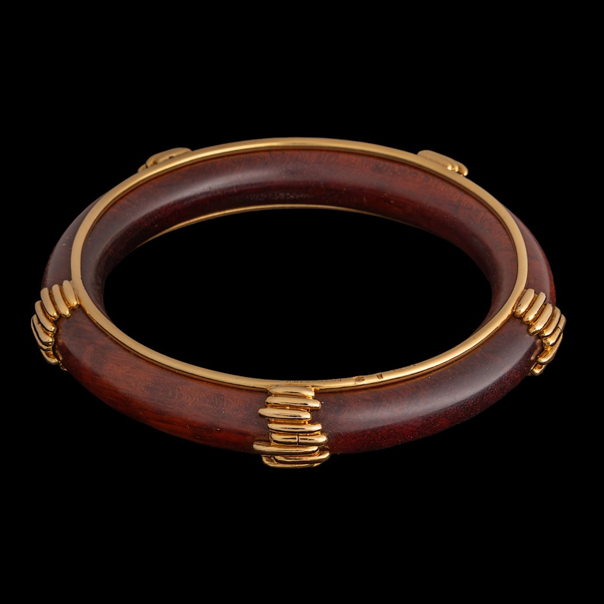 Van Cleef & Arpels, a wood and gold bangle bracelet, 18ct gold, signed VCA, Inner circumference 20 c - Bild 4 aus 7