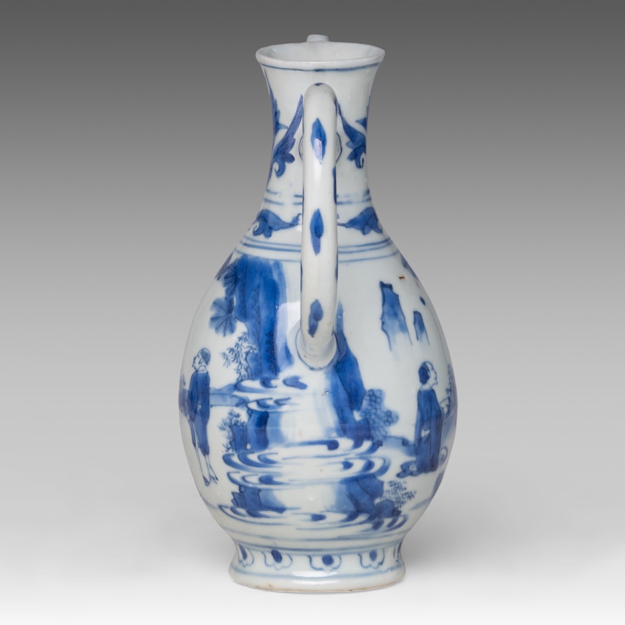 A Chinese blue and white 'Dignitary and Servant' ewer, Transitional period, H 20,5 cm - Image 2 of 6