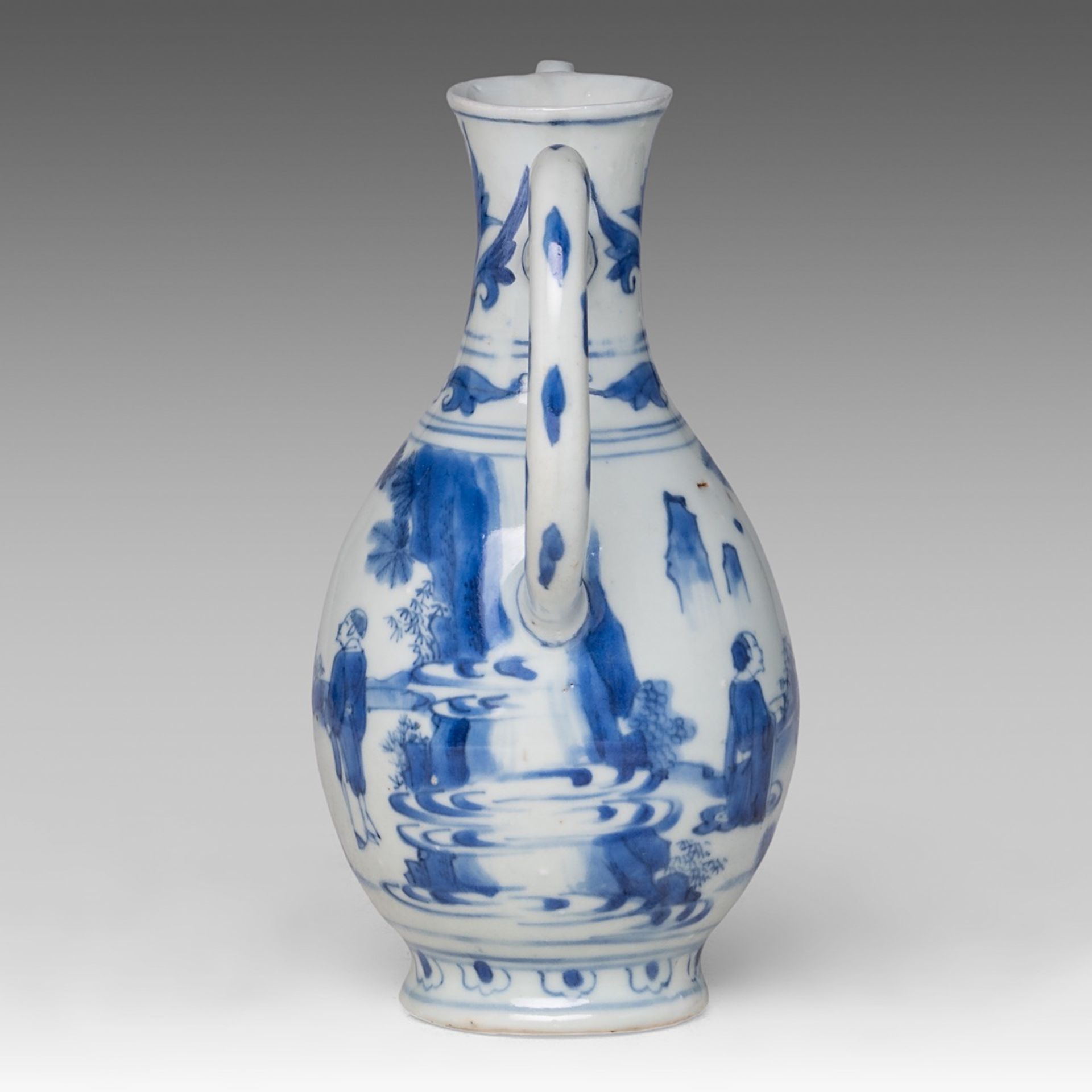 A Chinese blue and white 'Dignitary and Servant' ewer, Transitional period, H 20,5 cm - Bild 2 aus 6