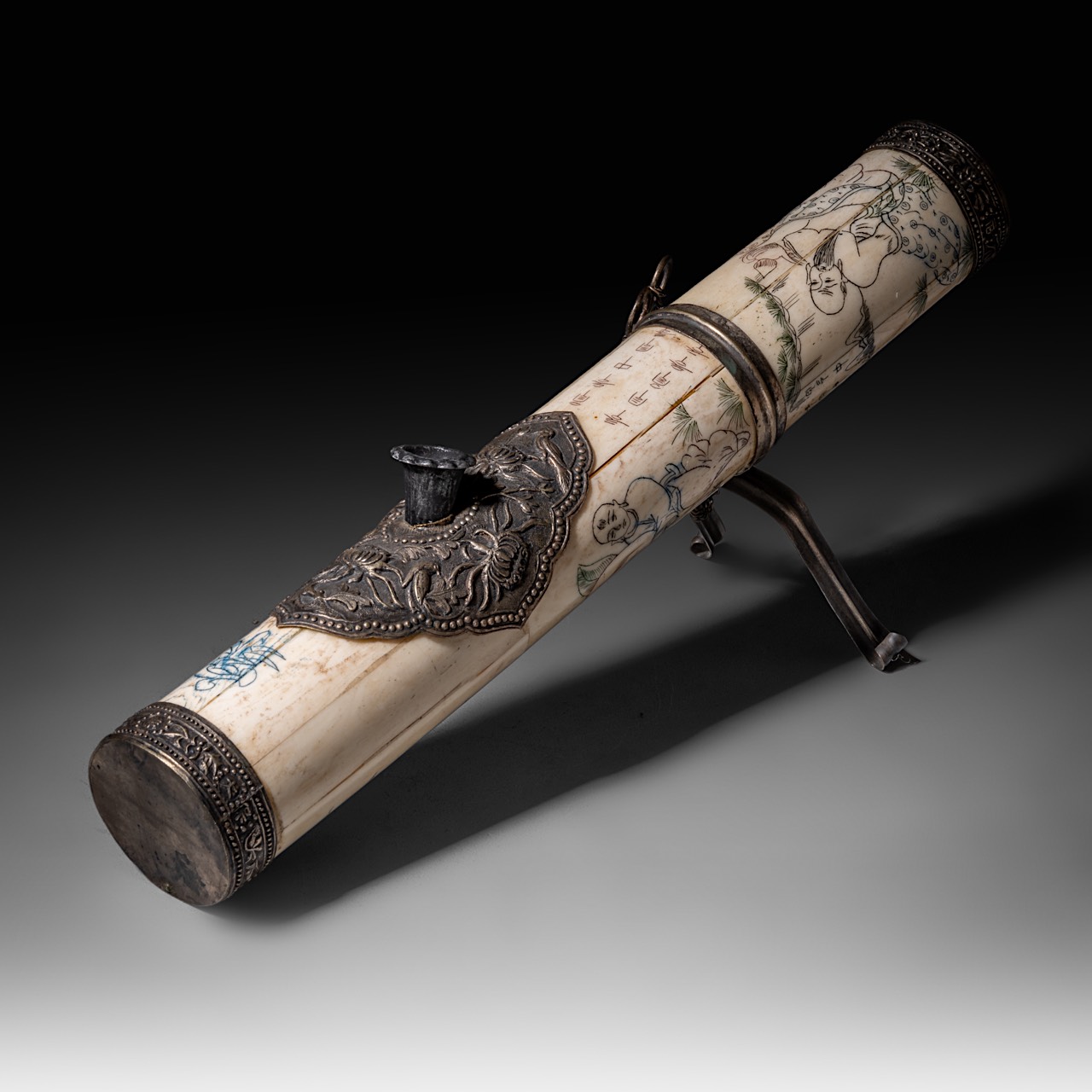 A Chinese opium pipe of engraved bone and metal, 20thC, L 30 cm - Image 12 of 22
