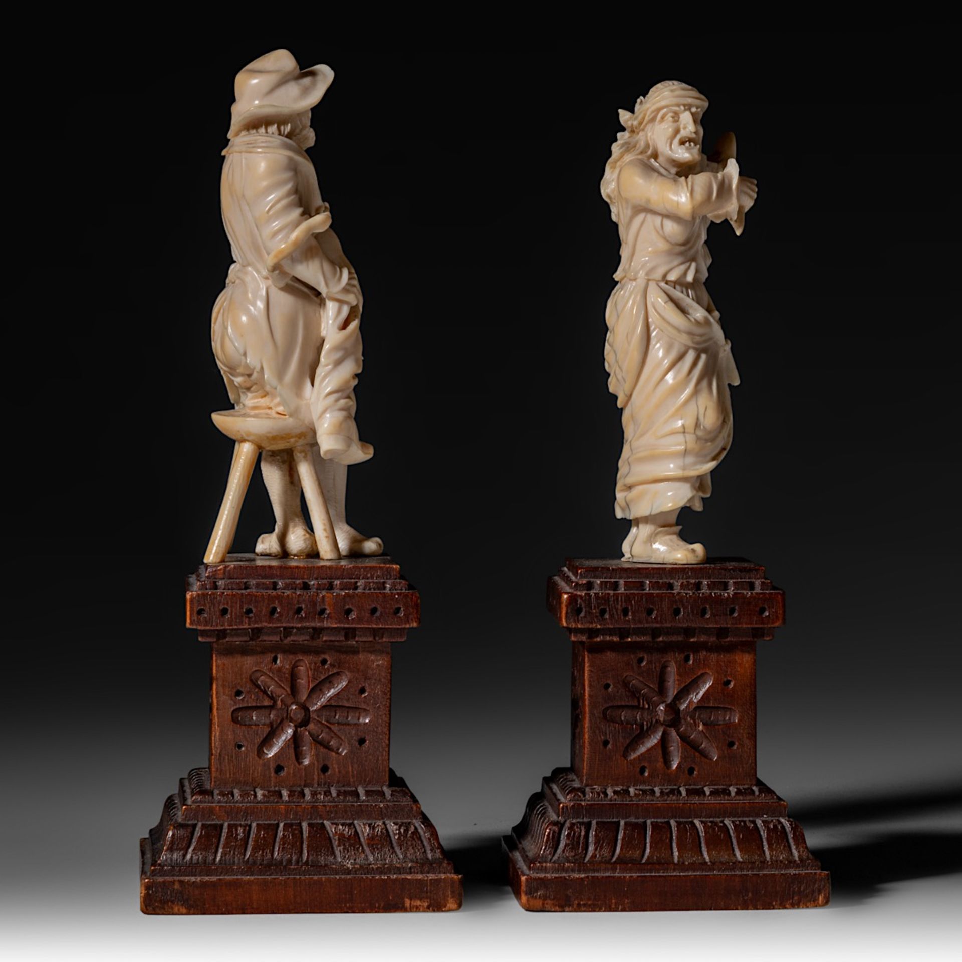 Two 19th-century French or German ivory folk figures (+) - Bild 5 aus 6