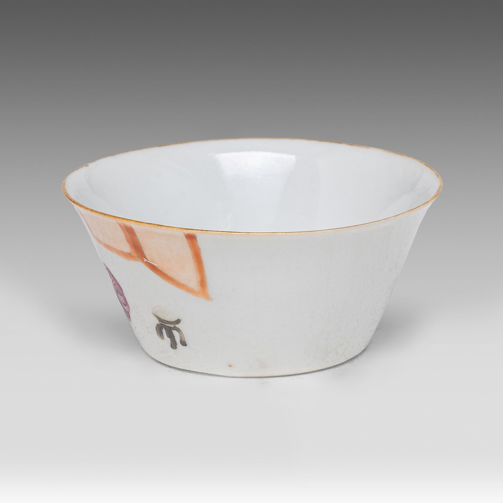 A rare Chinese famille rose 'Erotic Scene and Red Dates' cup, Xianfeng/Tongzhi period/ late 19thC, H - Bild 3 aus 8