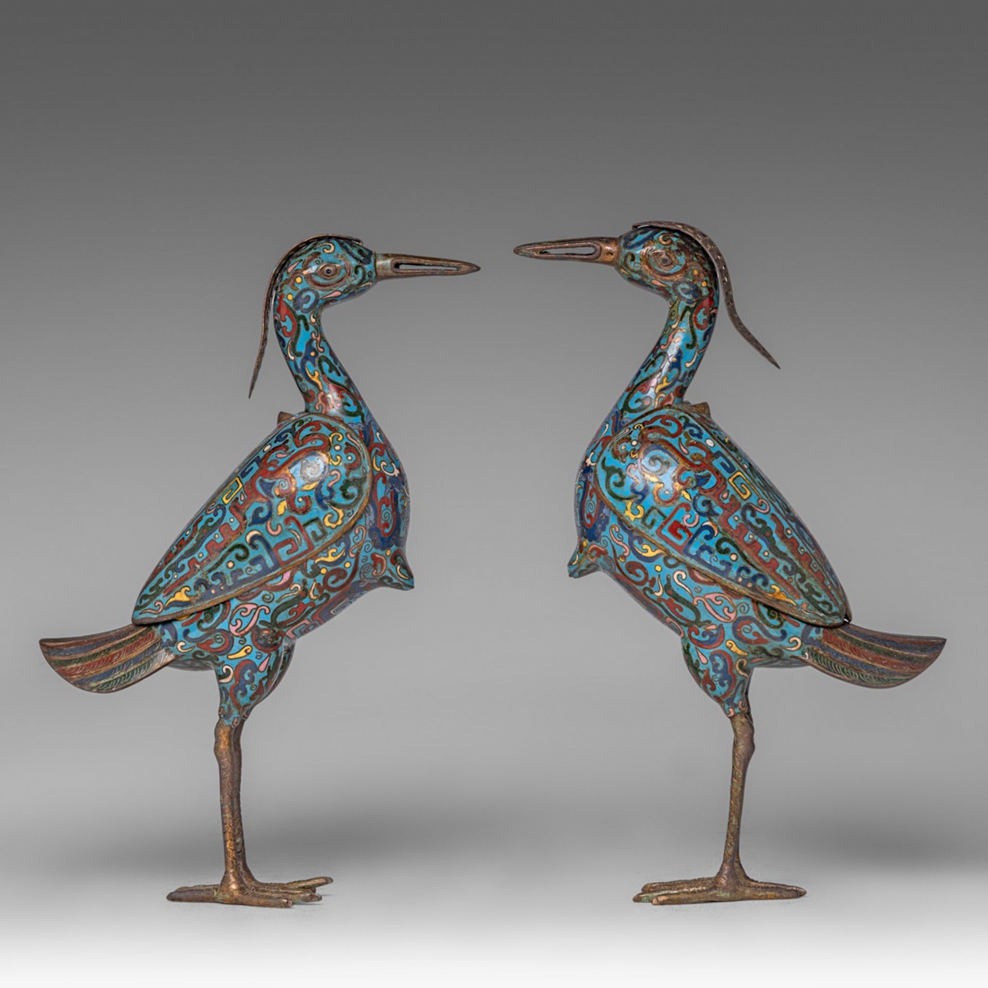 A pair of Chinese cloisonne enamelled bronze cranes, 20thC, both H 35 cm - Bild 3 aus 7