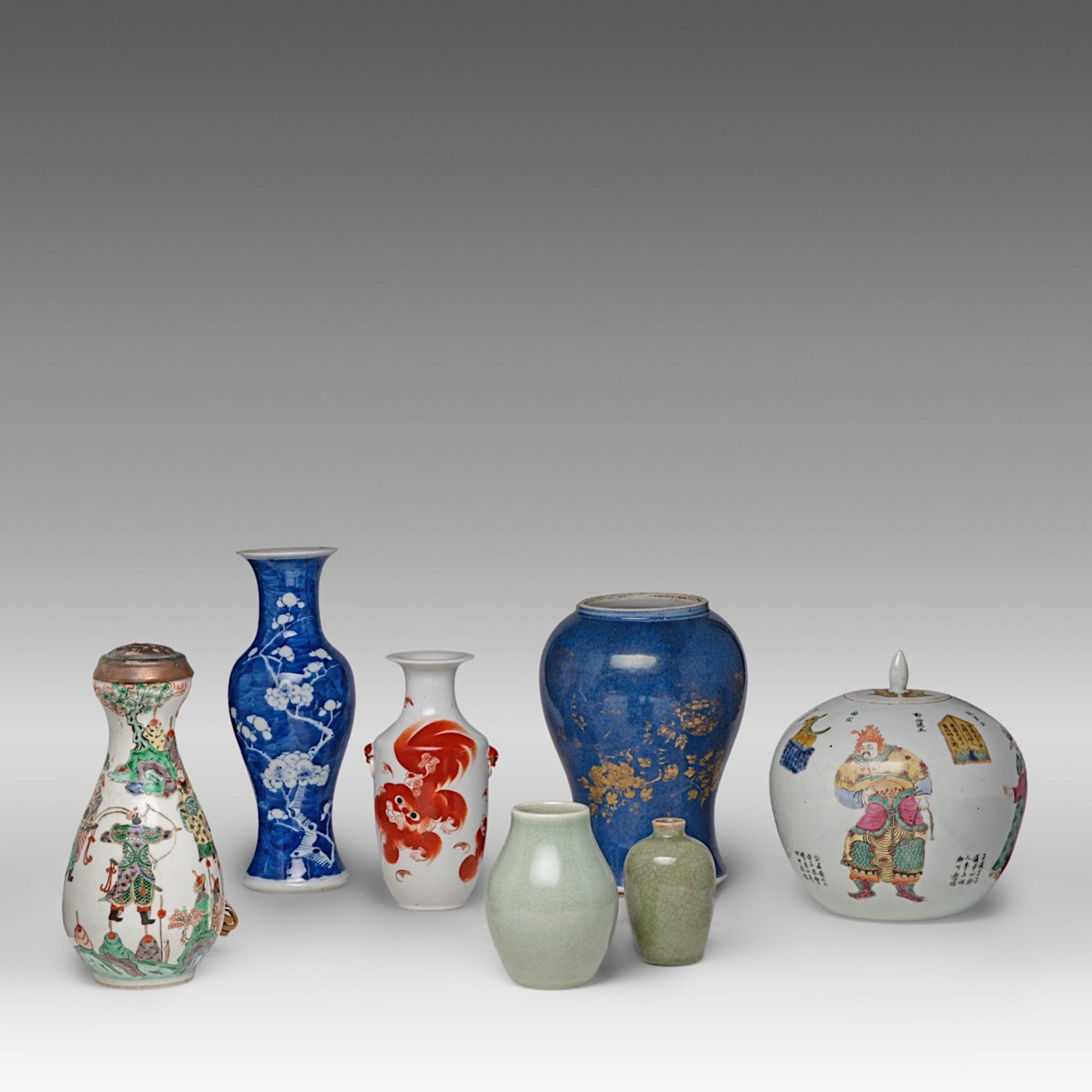 A collection of seven Chinese porcelain ware, 18thC - 20thC, tallest H 30 cm (7)