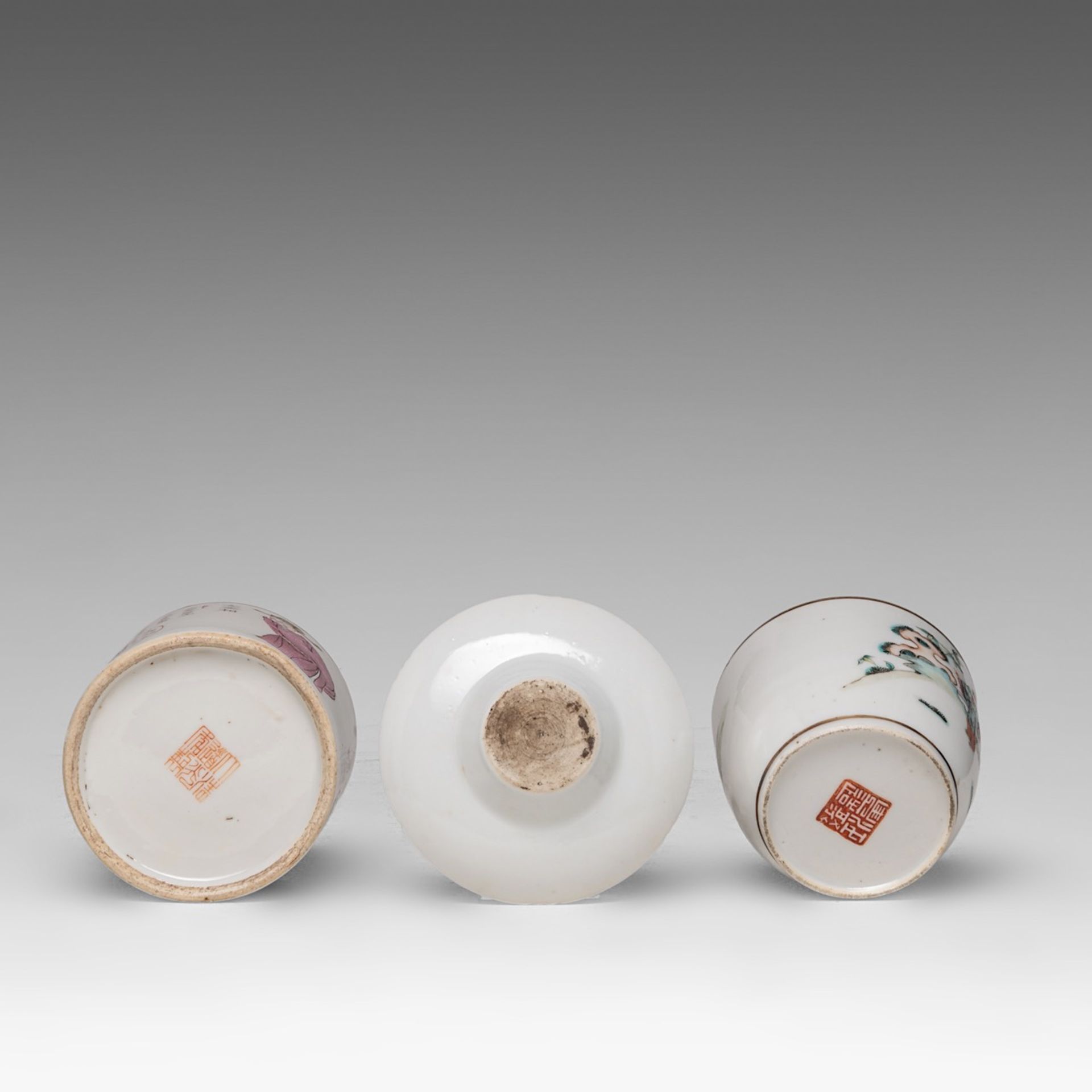 A collection of various Chinese objects, incl. a 'Wu Shuang Pu' jar and cover, 18thC - 20thC, talles - Bild 8 aus 28