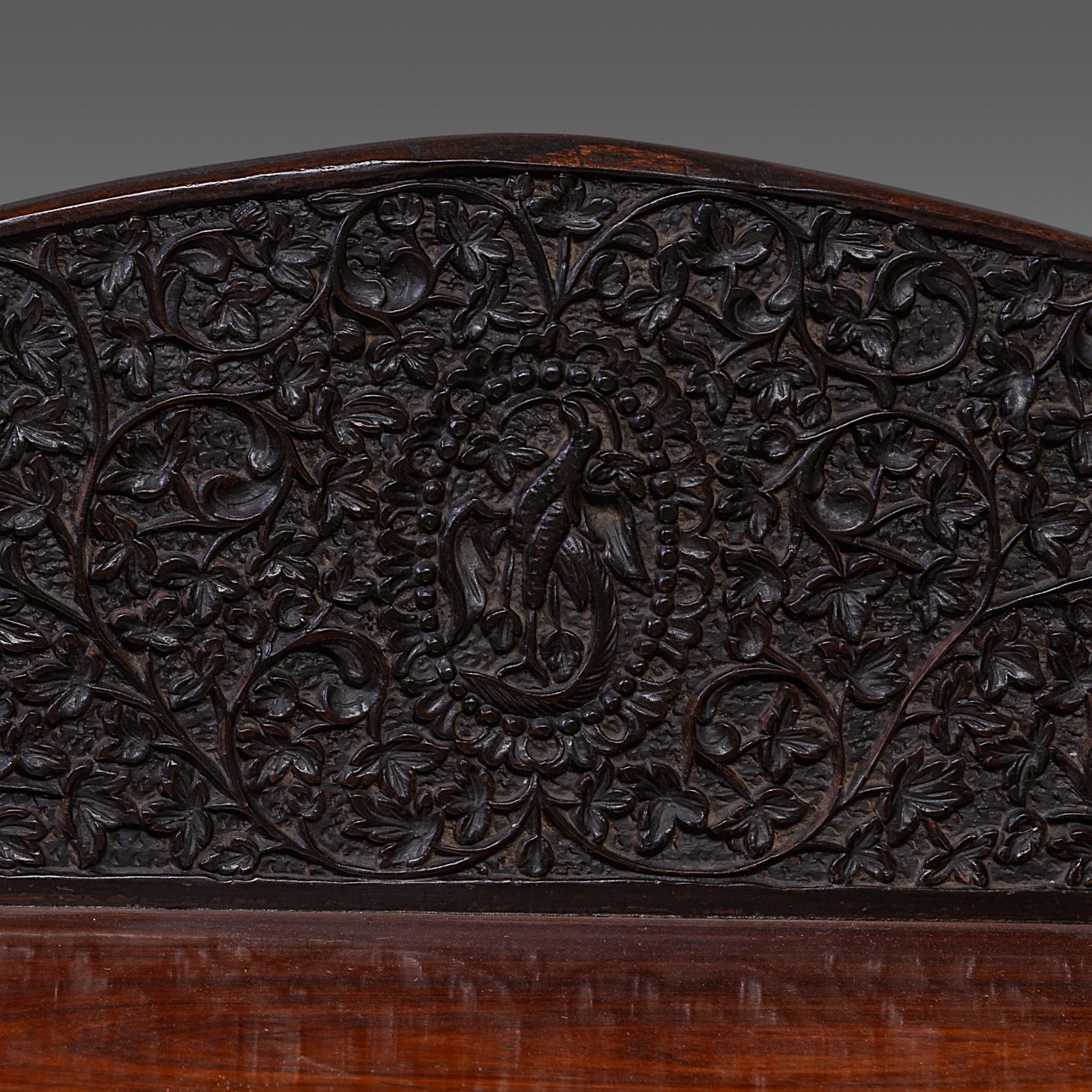 A carved hardwood Anglo-Indian display cabinet, 19thC, H 113,5 cm - W 130 cm - D 40 cm - Bild 8 aus 8