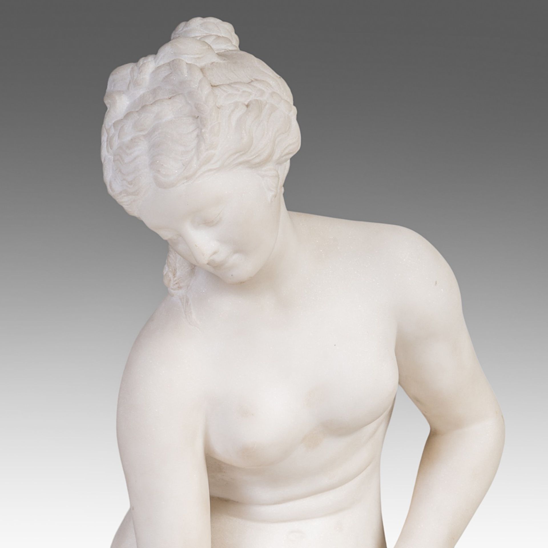 A Carrara marble sculpture of the bathing Venus, on a Breche d'Alep marble column, H 170 cm (total) - Bild 12 aus 13