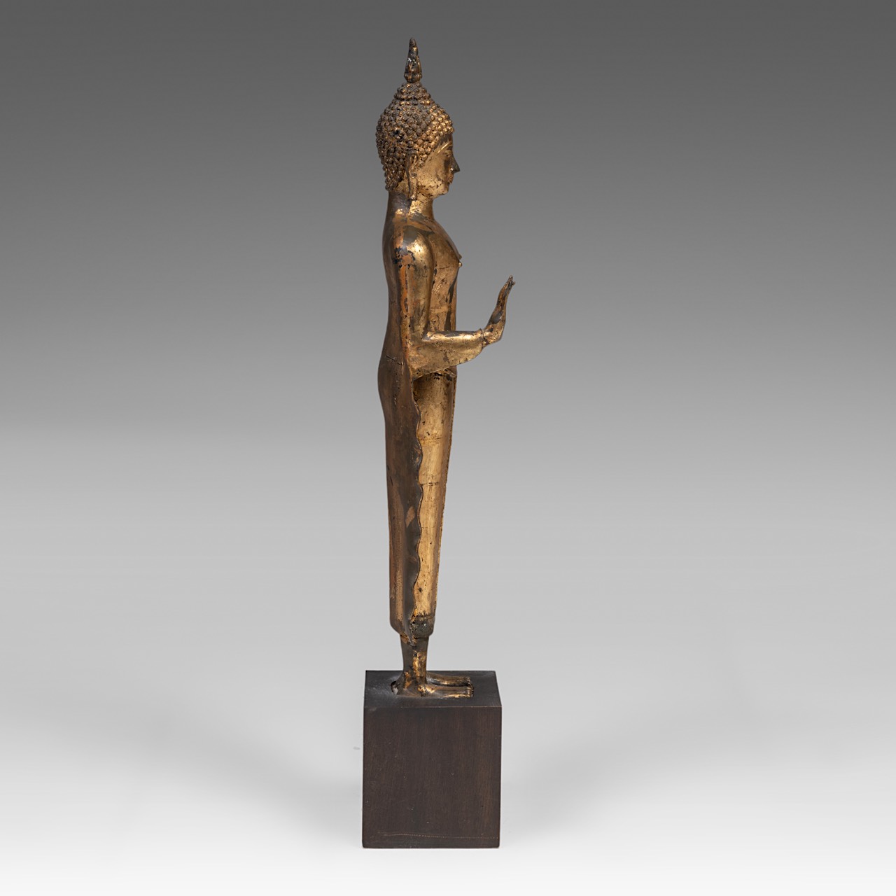A Thai Rattanakosin style gilt bronze standing Buddha, 19thC/20thC, Total H 118 cm (incl. base) - Image 5 of 16