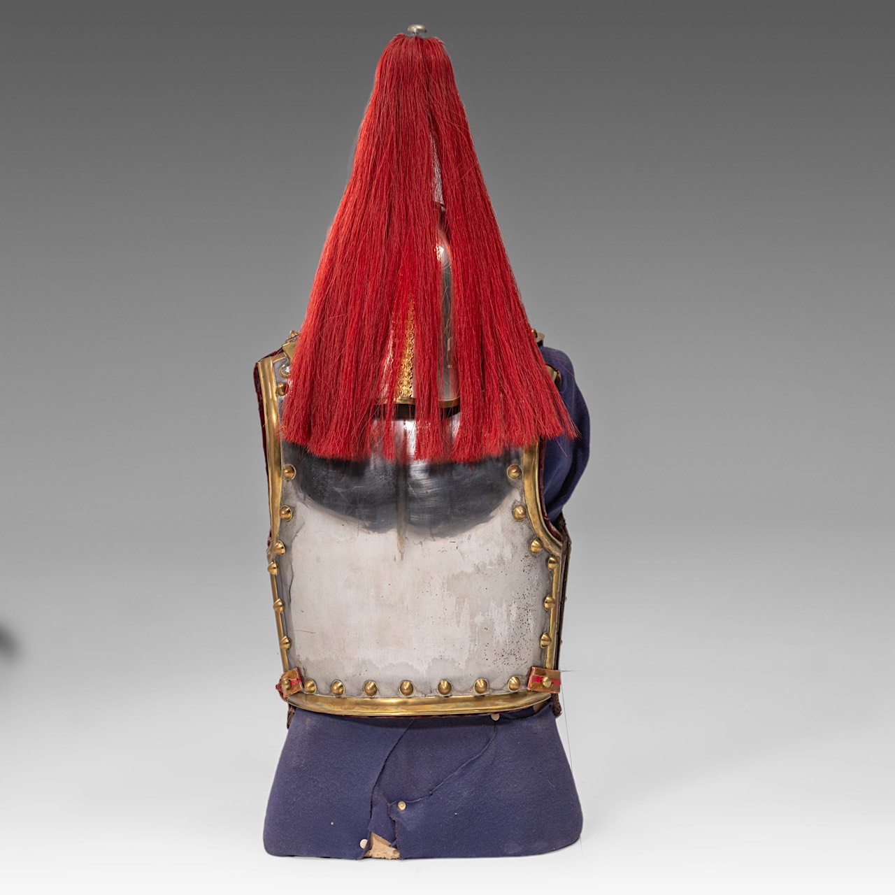 Cuirass and helmet of the Royal Horse Guards, metal and brass, 1928 83 x 34 x 42 cm. (32.6 x 13.3 x - Image 5 of 6