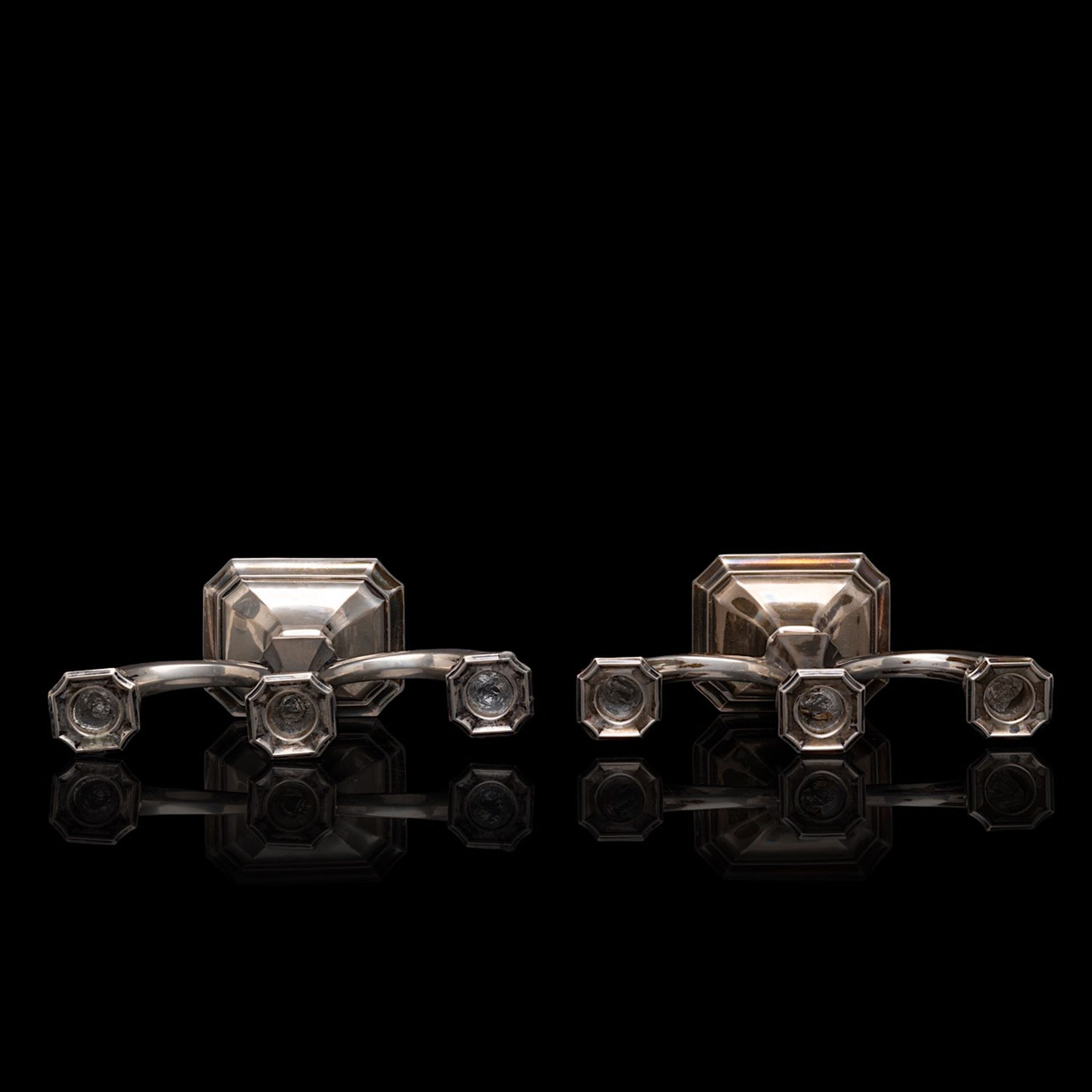 A pair of silver candlesticks, 830/000, H 18,5, total weight: ca 1251 g - Bild 6 aus 7
