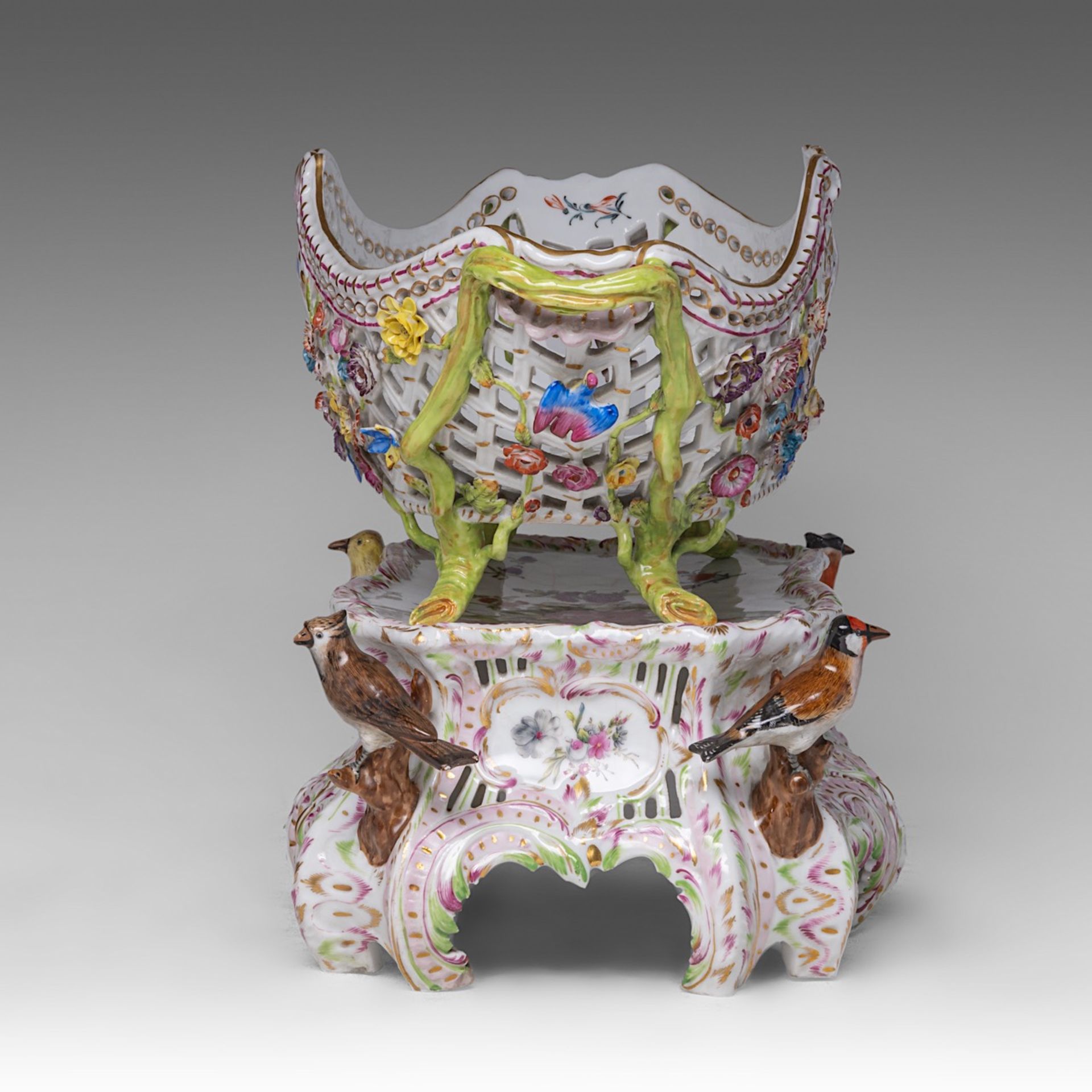 A polychrome Saxony porcelain basket on stand, decorated with modelled birds and flowers, H 33 - W 4 - Bild 5 aus 12
