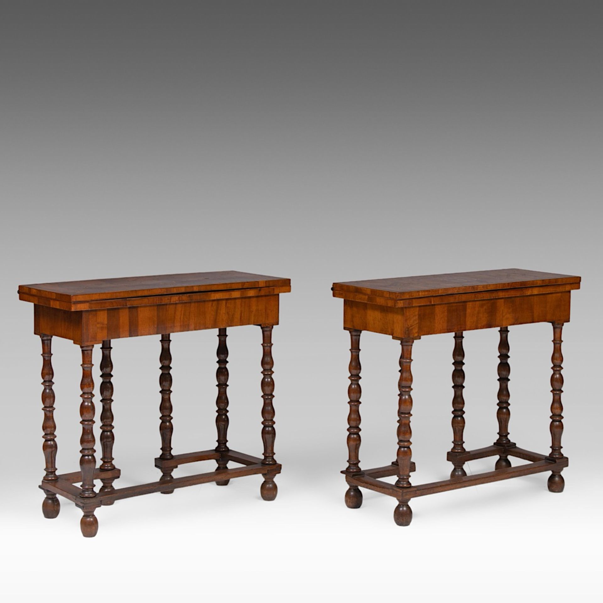 A pair of burlwood veneered walnut card tables, Dutch, 18thC, each H 78 cm - W 85 cm - D 33,5 cm (cl - Bild 6 aus 8