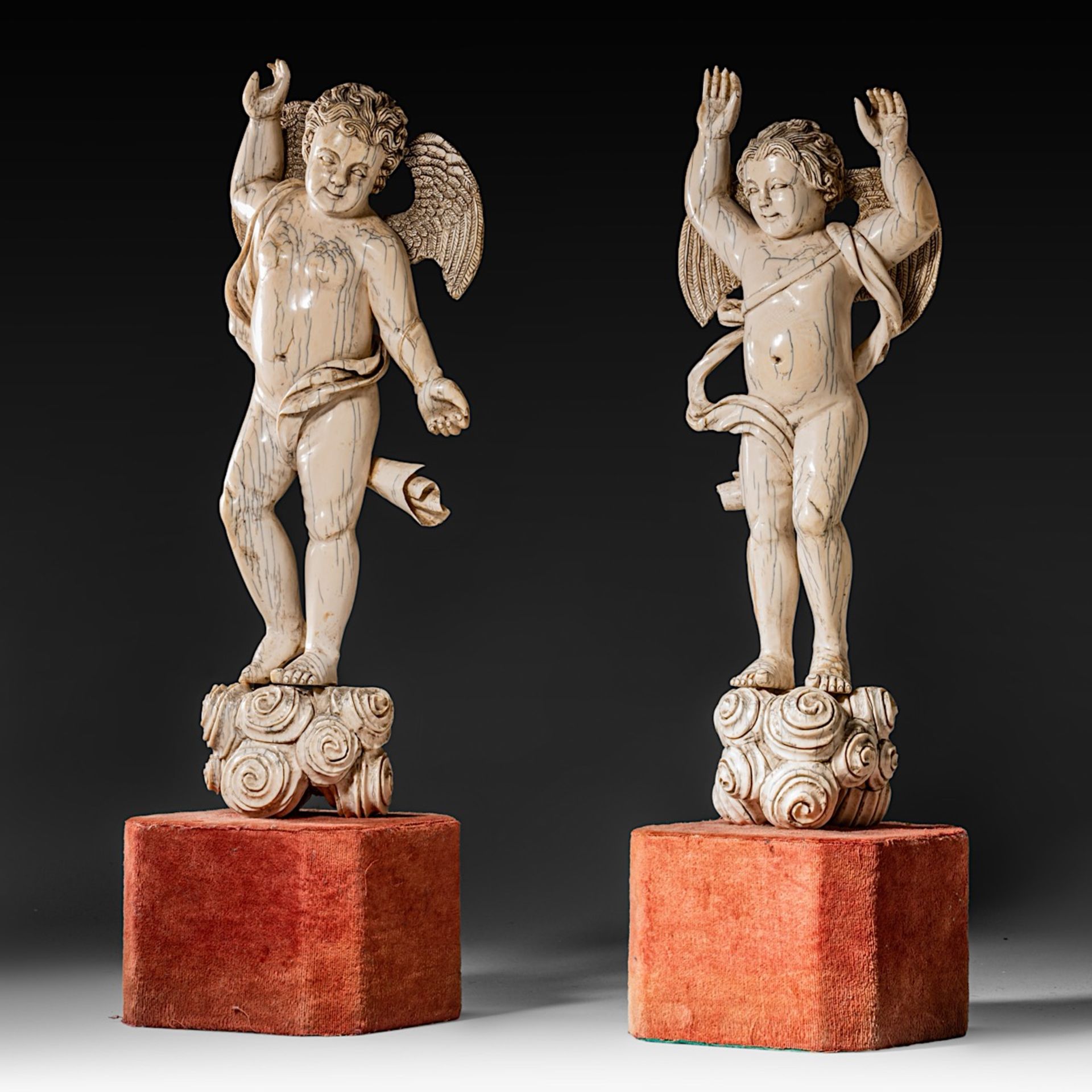 A pair of 17thC ivory angels, probably Indo-Portuguese, H (figures) 38,5 cm - total H 49 cm / 2862 -