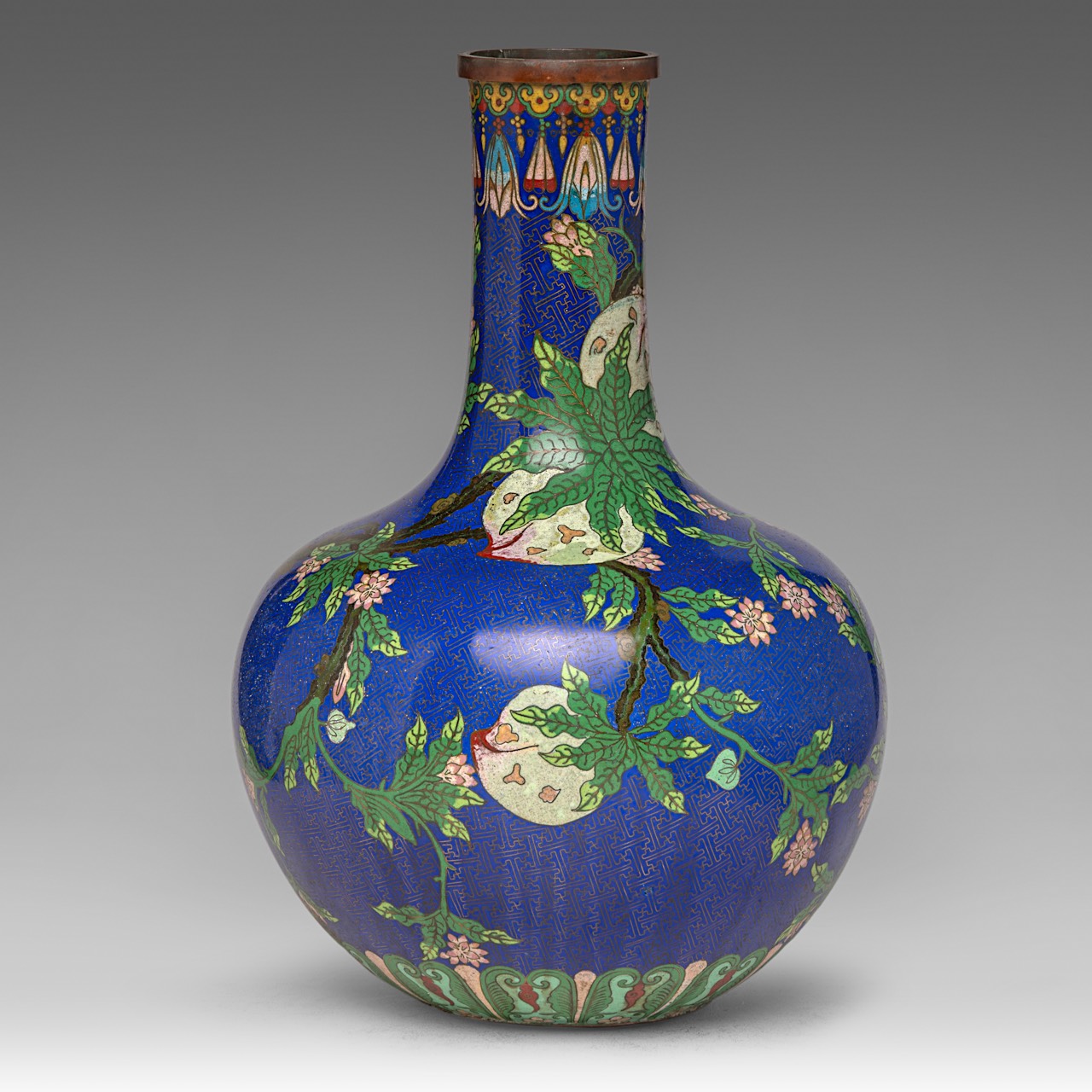 A Chinese cloisonne enamelled 'Nine Peaches' bottle vase, Republic period, H 47,5 cm - Bild 4 aus 6