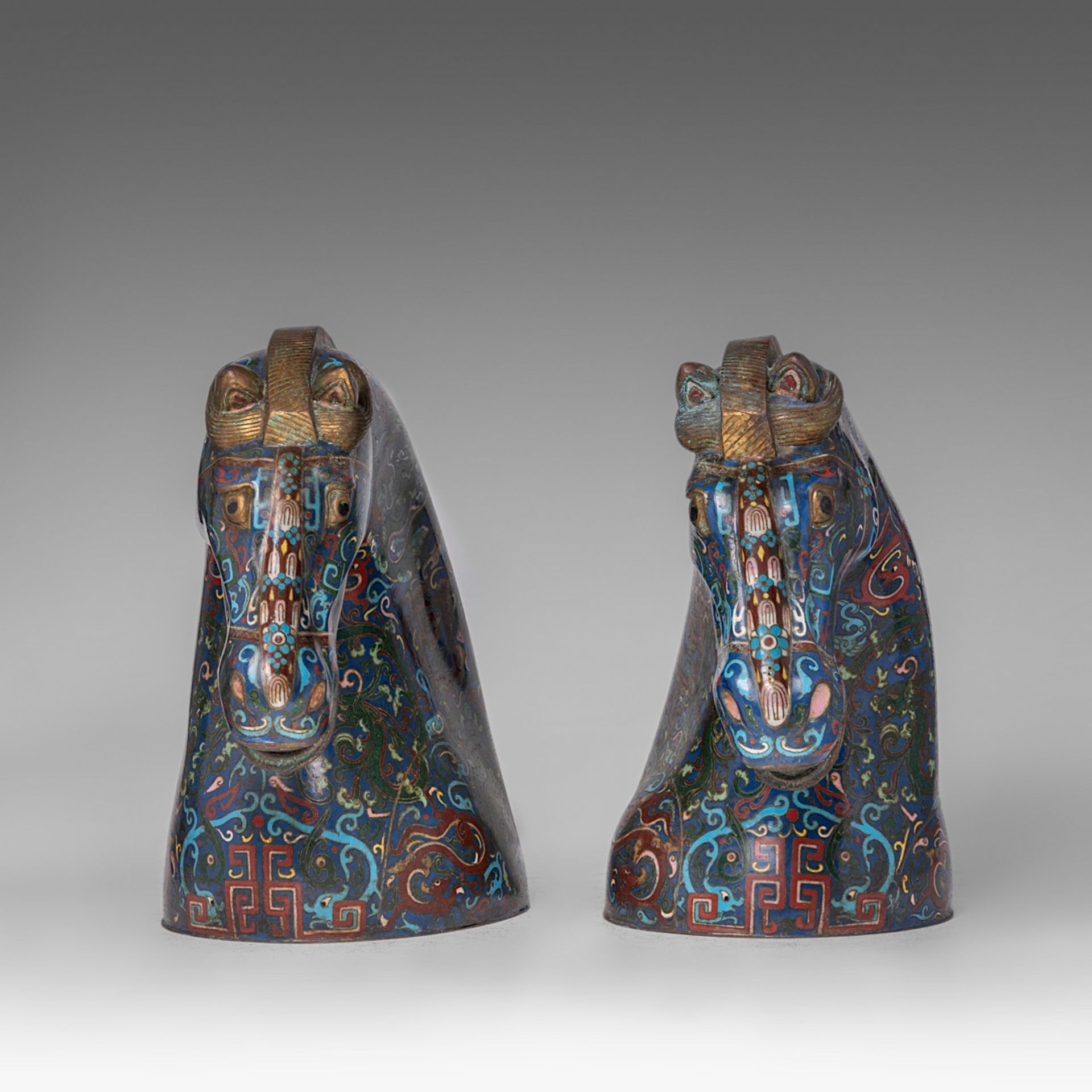 A pair of Chinese cloisonne enamelled large heads of horses, 20thC, both H 32 cm - Bild 3 aus 7