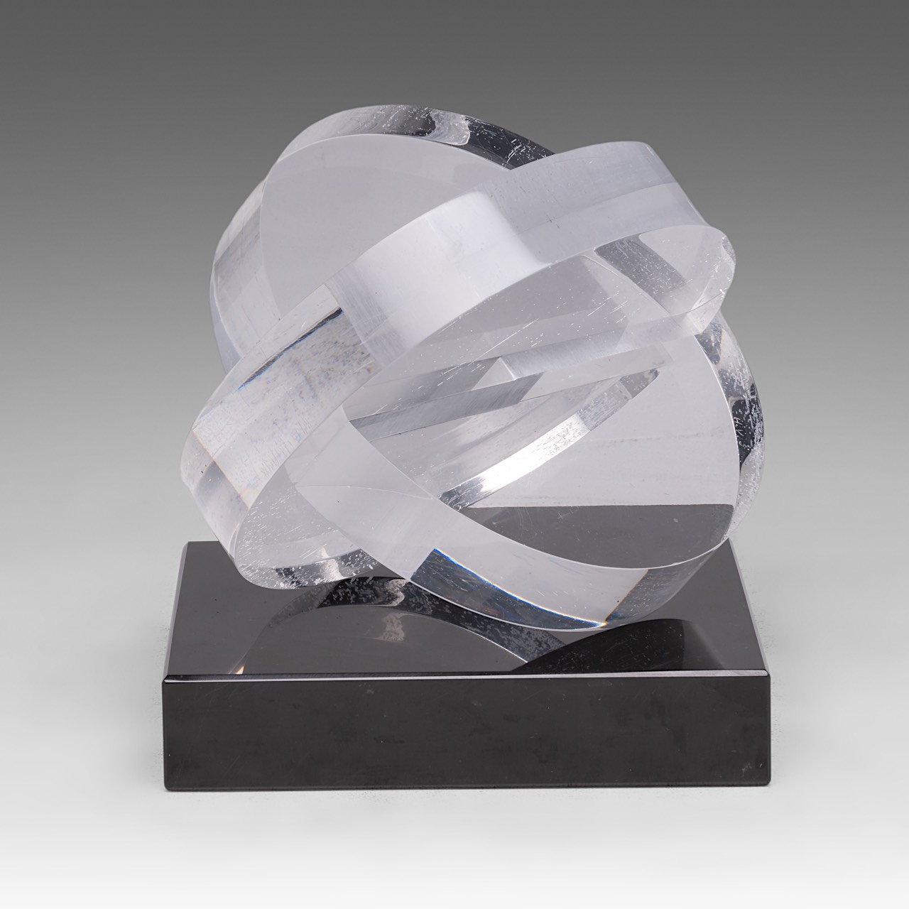 Hilde Van Sumere (1932-2013), 'Weerspiegeling', plexi on a black marble base, H 20 cm (total) - Image 3 of 9